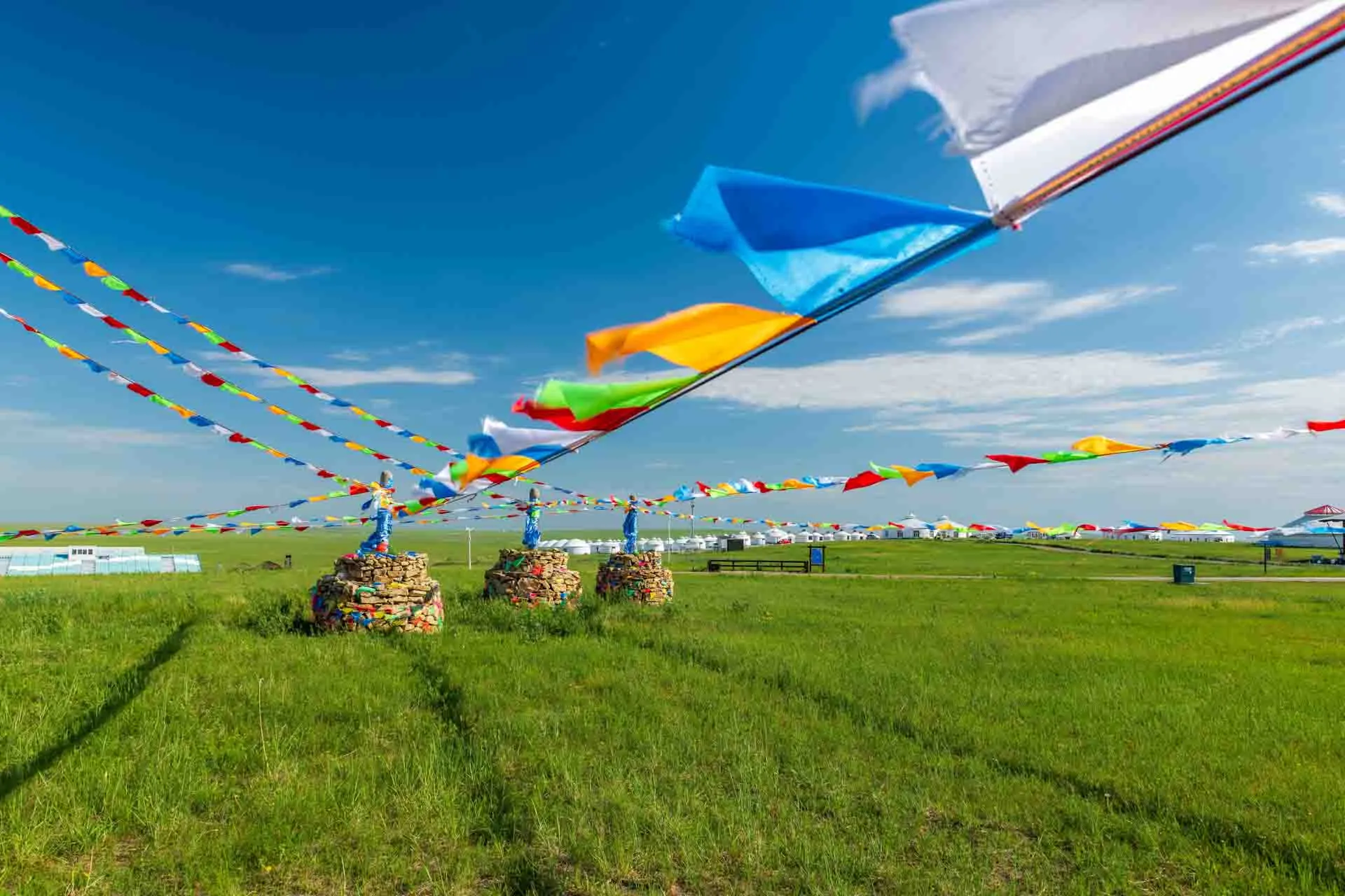 Ovooer med bønneflagg på steppene Ovooer med bønneflagg på steppene