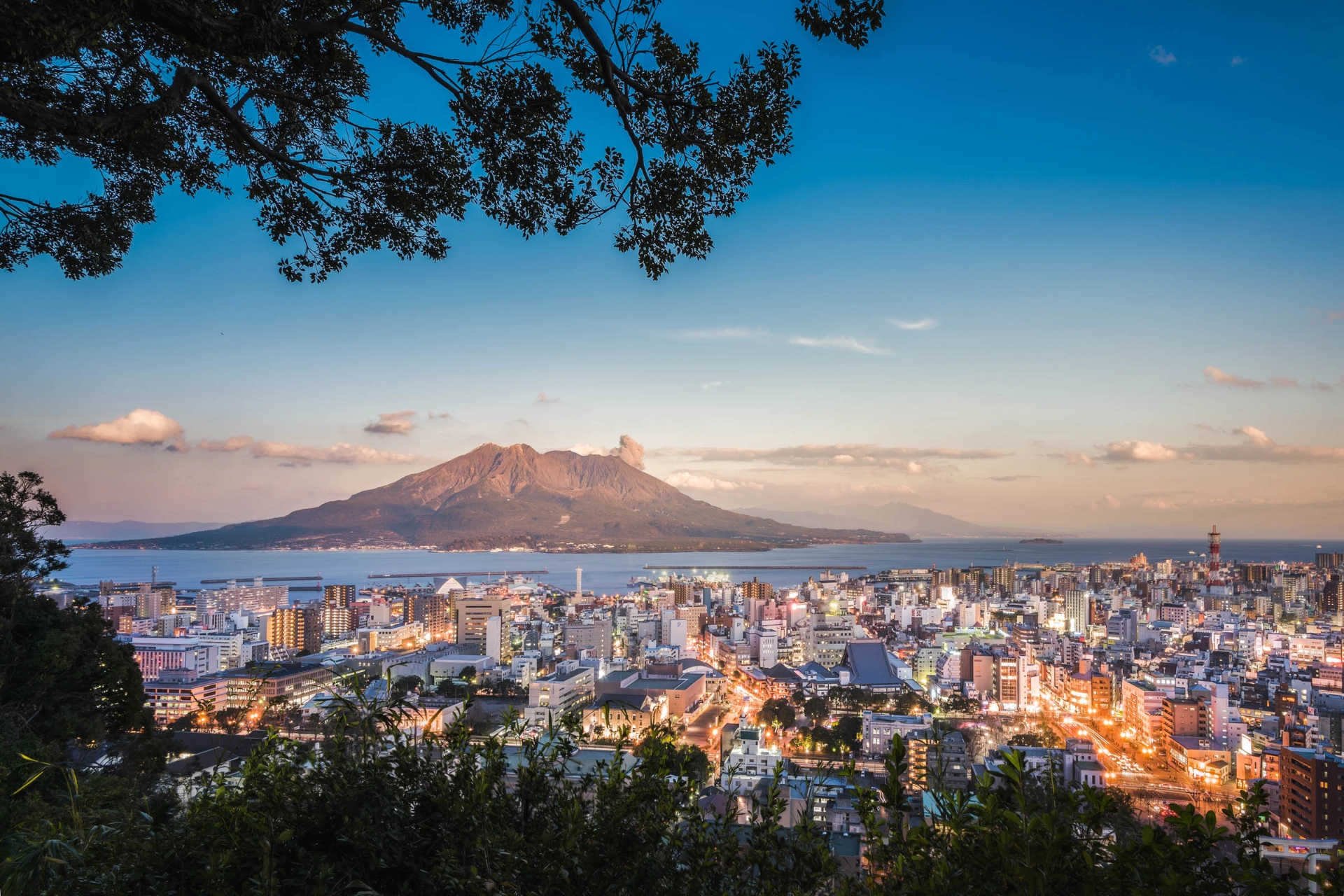 Kagoshima med den imponerende vulkanen Sakurajima i bakgrunnen