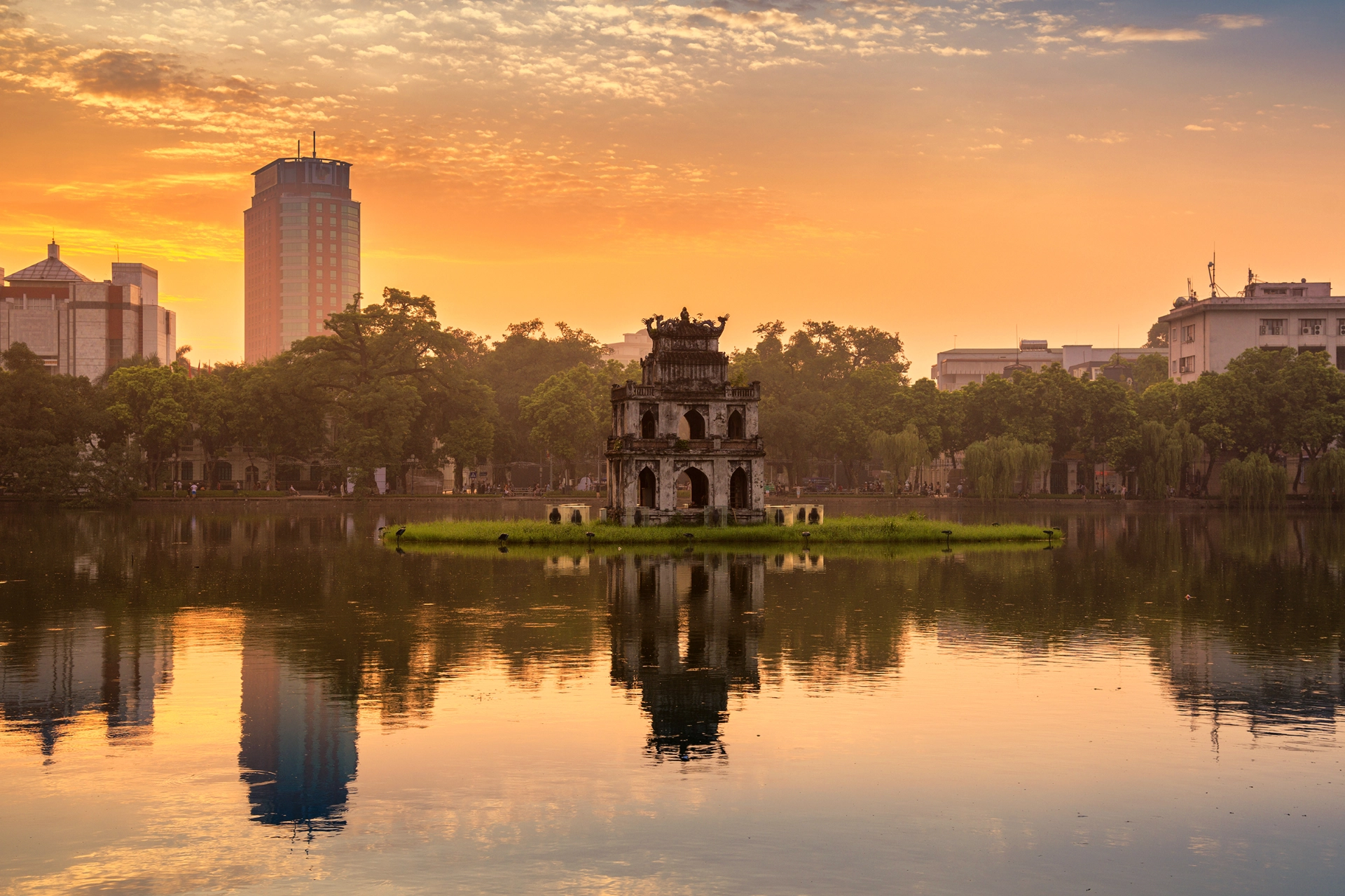 Hoàn Kiếm-sjøen (Sverdsjøen) i Hanoi med Turtle Tower