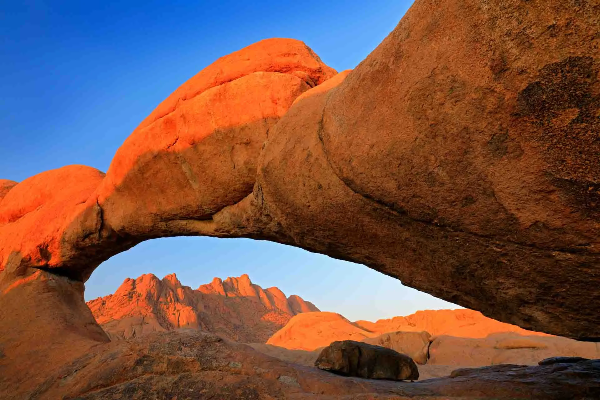 Den ikoniske Spitzkoppe i Namibia – ofte kalt "Namibias Matterhorn" Den ikoniske Spitzkoppe i Namibia – ofte kalt "Namibias Matterhorn"