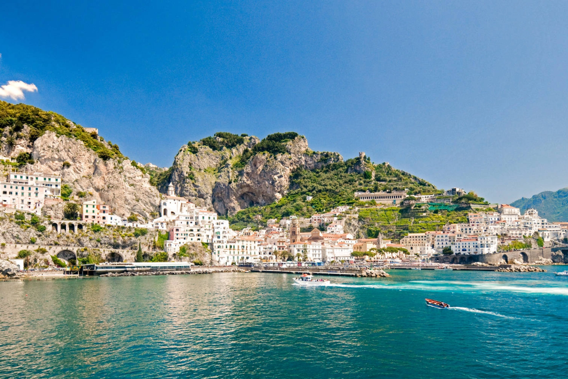 Amalfikysten ligger på sørsiden av Sorrentohalvøya