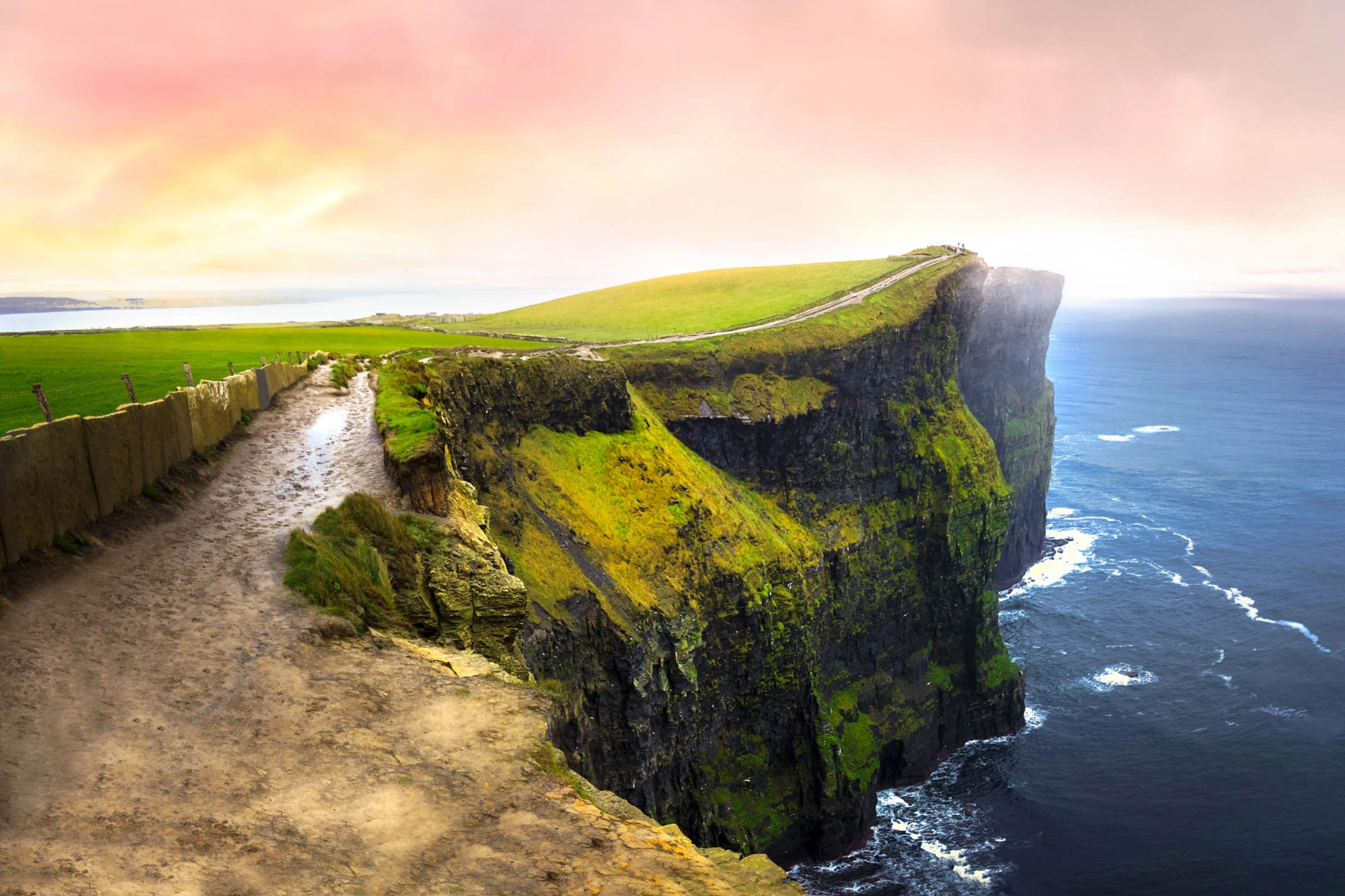 Cliffs of Moher er 214 meter på det høyeste og strekker seg 14 km langs kysten