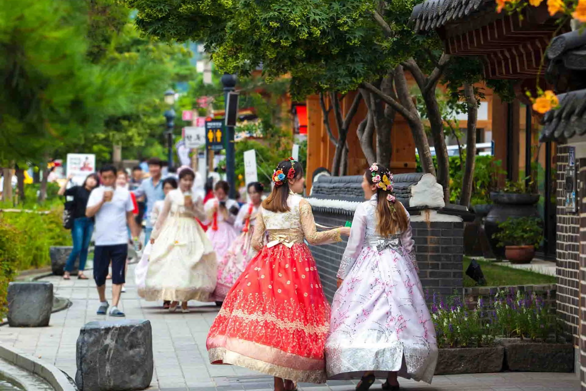 Jeonju Hanok Village – besøkende i tradisjonelle hanbok-drakter gir området en spesiell stemning Jeonju Hanok Village – besøkende i tradisjonelle hanbok-drakter gir området en spesiell stemning
