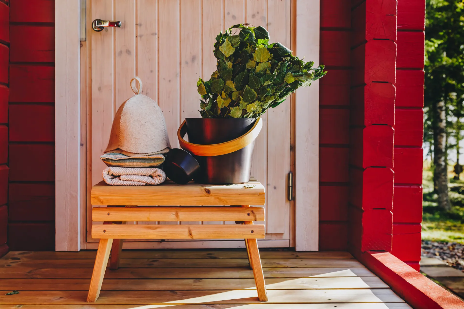 Saunatradisjon i Finland – klar for et avslappende ritual med bjørkeris og varme Saunatradisjon i Finland – klar for et avslappende ritual med bjørkeris og varme