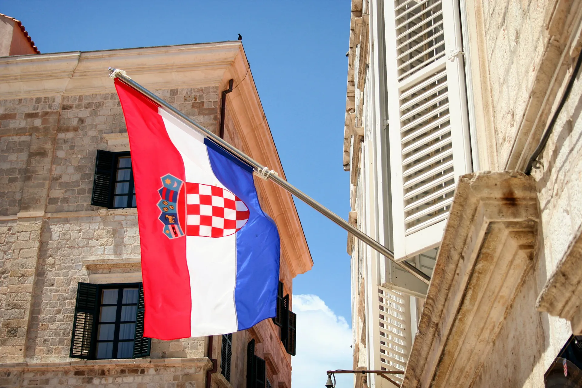 Kroatias flagg med de fem små våpenskjoldene Kroatias flagg med de fem små våpenskjoldene