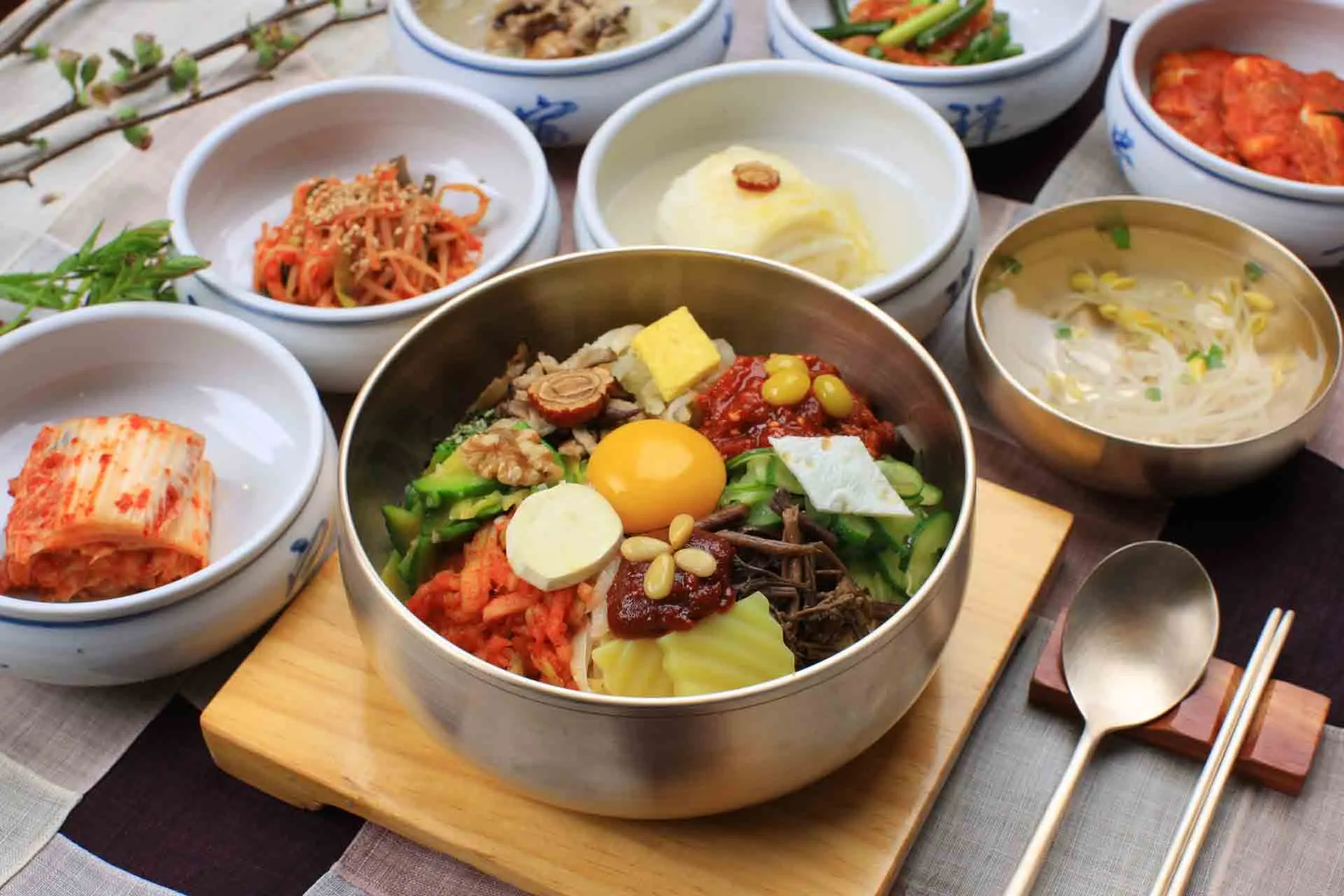 Bibimbap fra Jeonju – en av Koreas mest berømte retter, servert med ris, grønnsaker, kjøtt og egg Bibimbap fra Jeonju – en av Koreas mest berømte retter, servert med ris, grønnsaker, kjøtt og egg