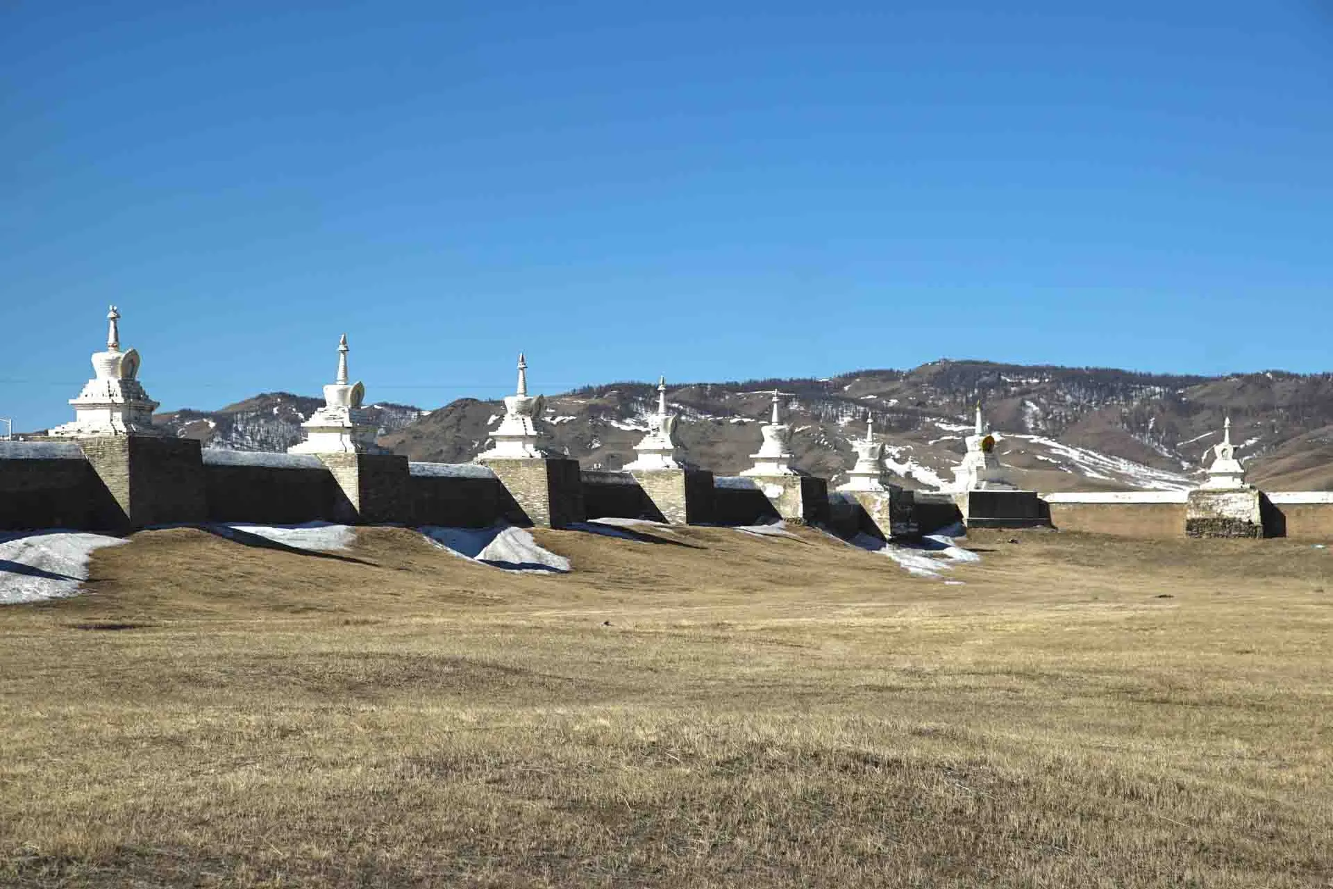 Stupaer ved Erdene Zuu-klosteret nær Karakorum – Mongolias eldste buddhistiske kloster Stupaer ved Erdene Zuu-klosteret nær Karakorum – Mongolias eldste buddhistiske kloster