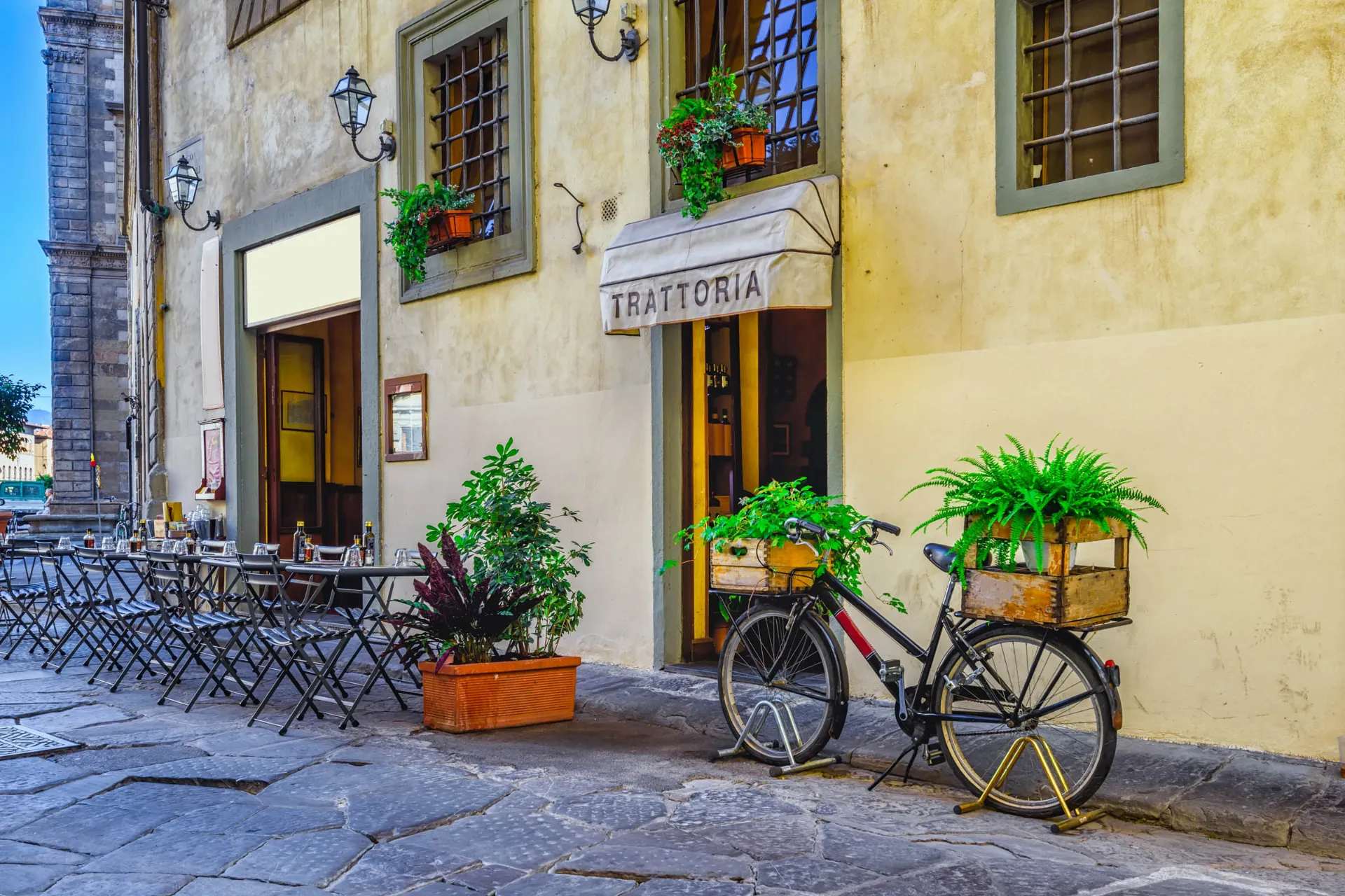 Trattoria med uteservering og sykkel med blomster