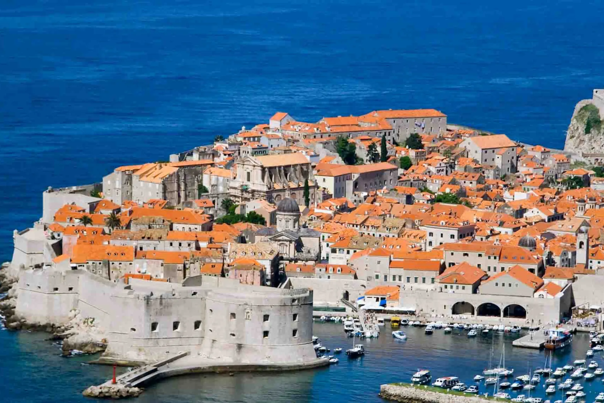 Den gamle bydelen i Dubrovnik, omgitt av massive middelaldermurer. Ofte kalt ”Adriaterhavets perle” Den gamle bydelen i Dubrovnik, omgitt av massive middelaldermurer. Ofte kalt ”Adriaterhavets perle”