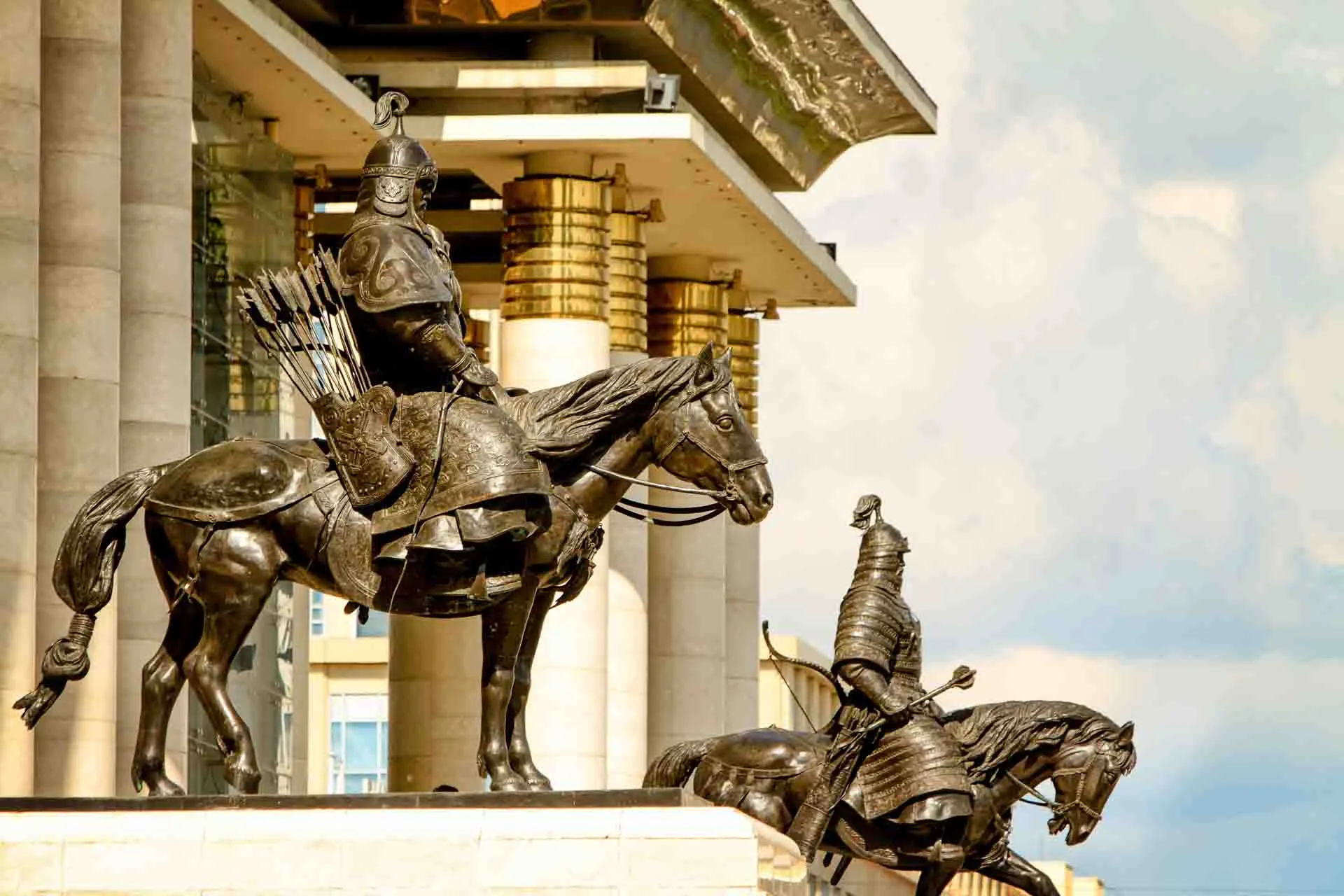 Rytterstatuer ved Djengis Khan-monumentet foran parlamentet i Ulan Bator Rytterstatuer ved Djengis Khan-monumentet foran parlamentet i Ulan Bator