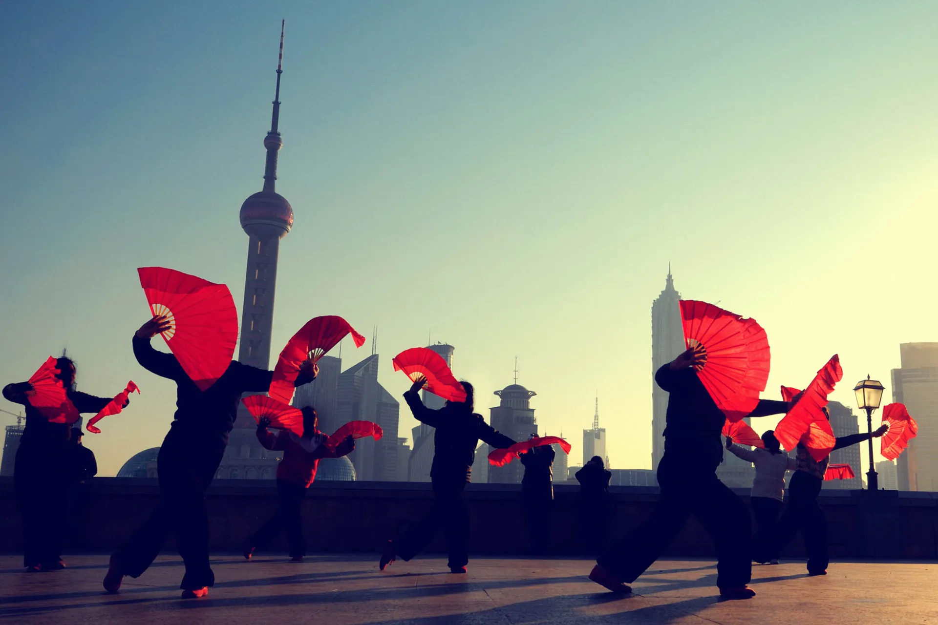 Morgentrening med vifter – sannsynligvis en form for taiji (tai chi)