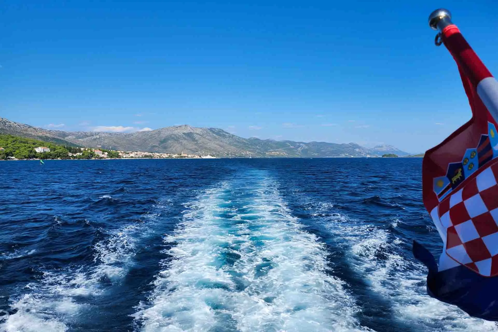 Adriaterhavet sett fra sjøsiden – frihet, bølger og Kroatia i sikte Adriaterhavet sett fra sjøsiden – frihet, bølger og Kroatia i sikte