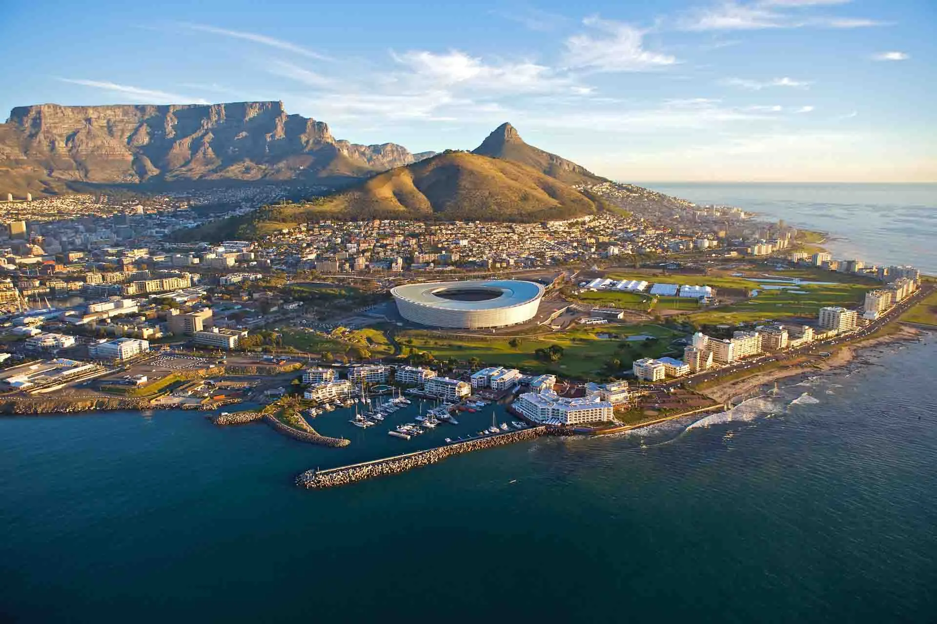 Cape Town Stadium ble bygget til VM i fotball 2010 – i bakgrunnen den kjegleformede Lion’s Head og det flate Taffelberget Cape Town Stadium ble bygget til VM i fotball 2010 – i bakgrunnen den kjegleformede Lion’s Head og det flate Taffelberget