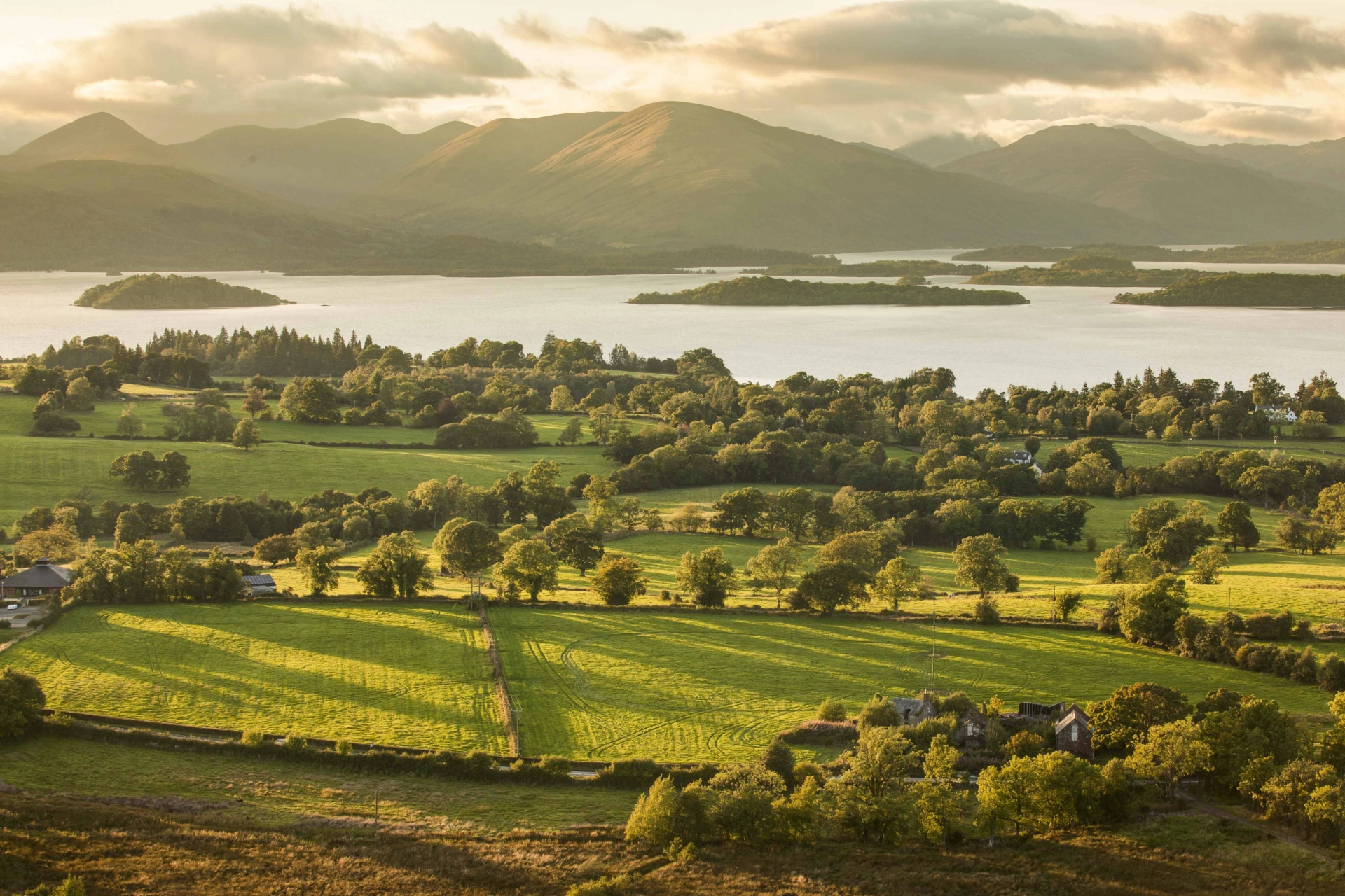 Den vakre innsjøen Loch Lomond