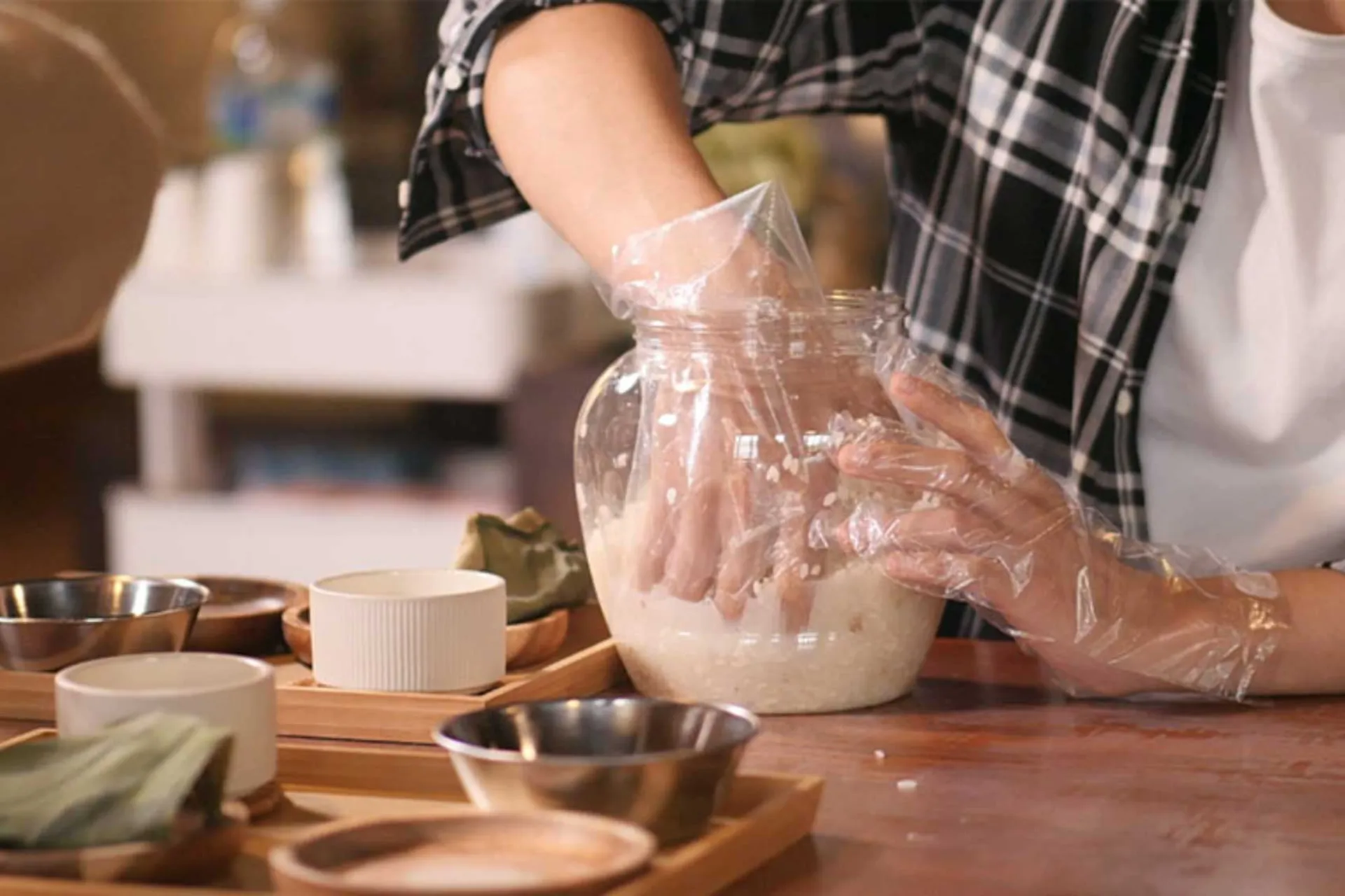 Den tradisjonelle koreanske risvinen makgeolli brygges fortsatt etter gamle metoder Den tradisjonelle koreanske risvinen makgeolli brygges fortsatt etter gamle metoder