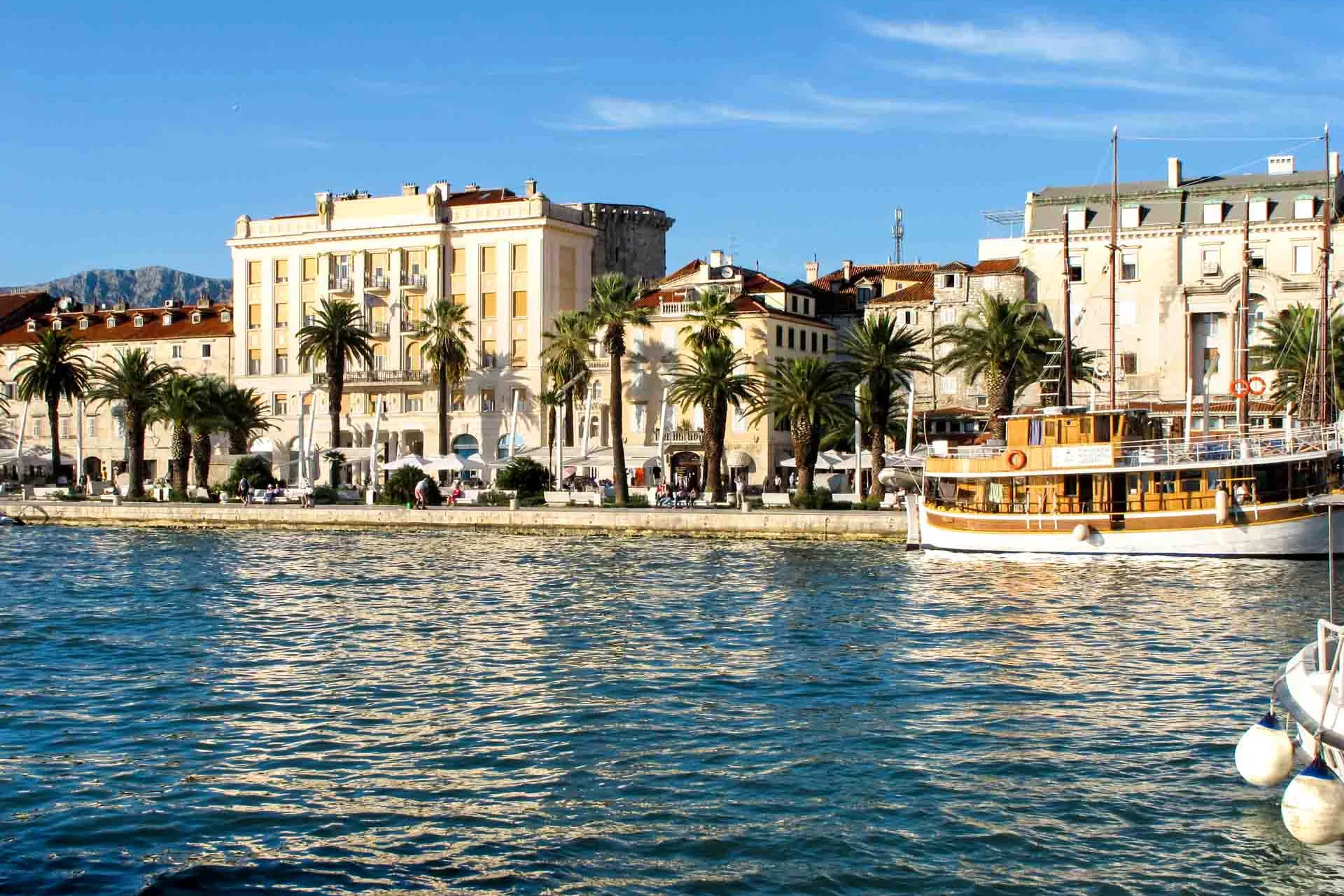 Havnefronten i Split – kjent som Riva-promenaden Havnefronten i Split – kjent som Riva-promenaden