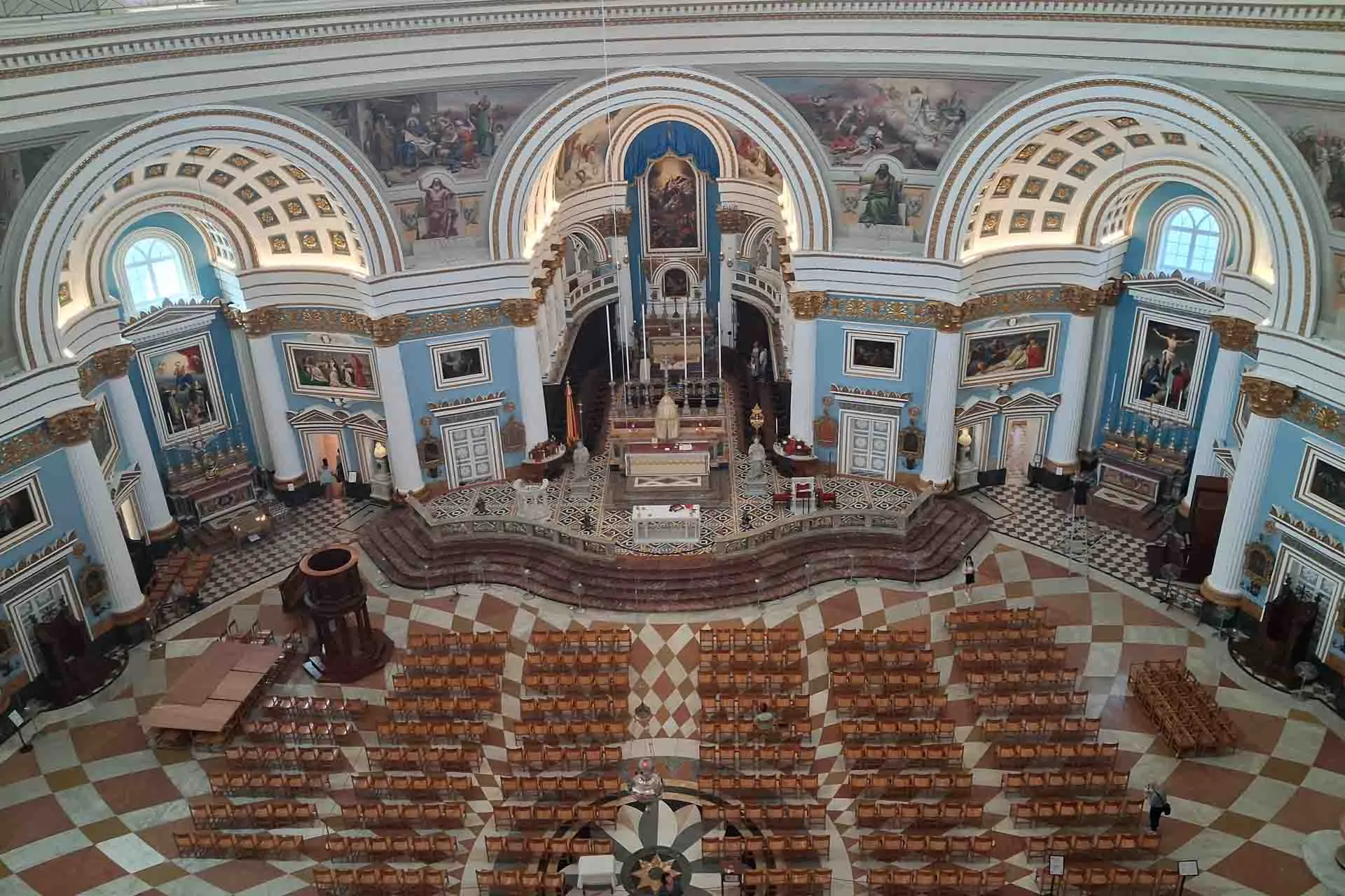 Interiør av Mosta Dome, en av Maltas mest imponerende kirker med en av verdens største kupler