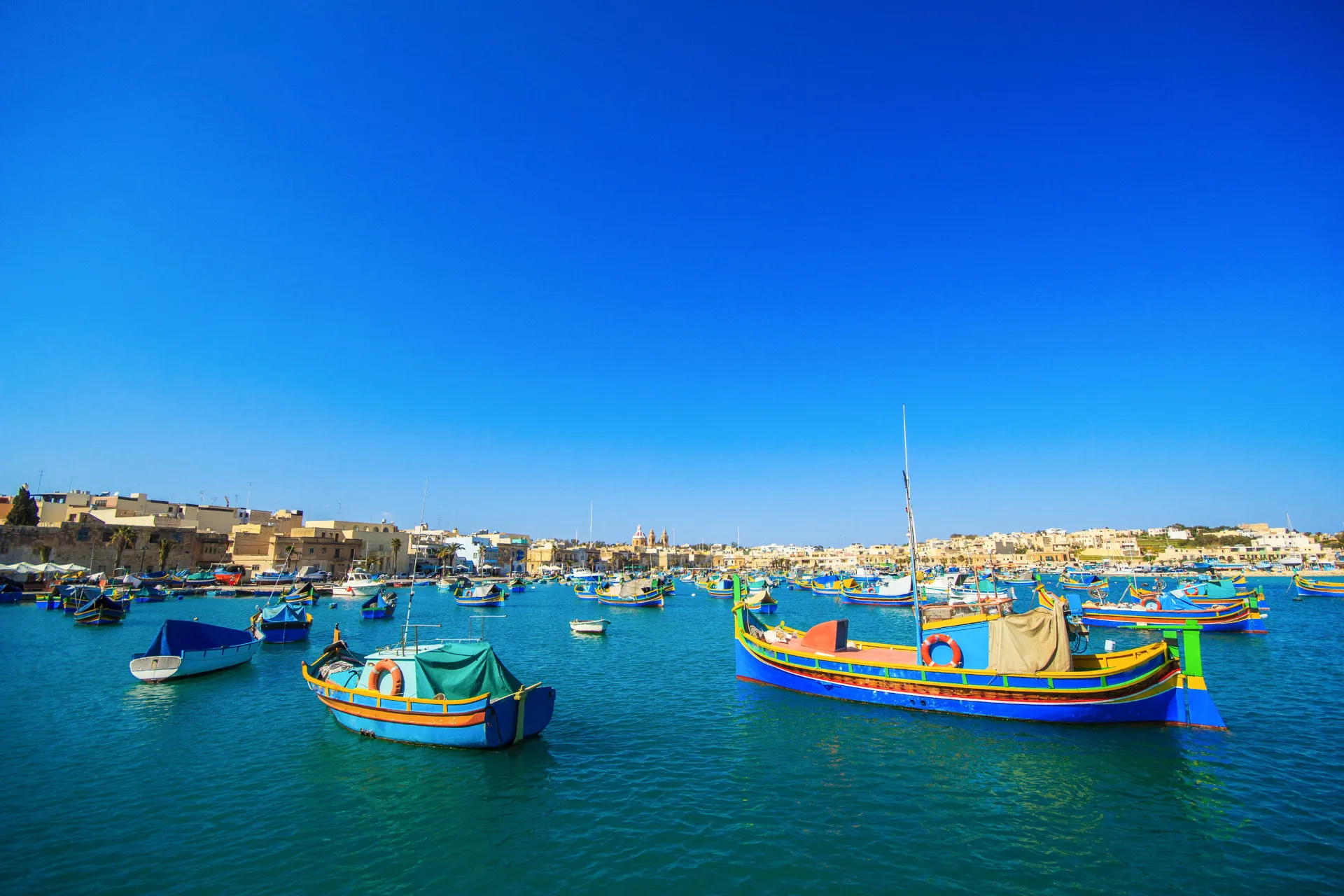 Marsaxlokk er kjent for sine fiskebåter