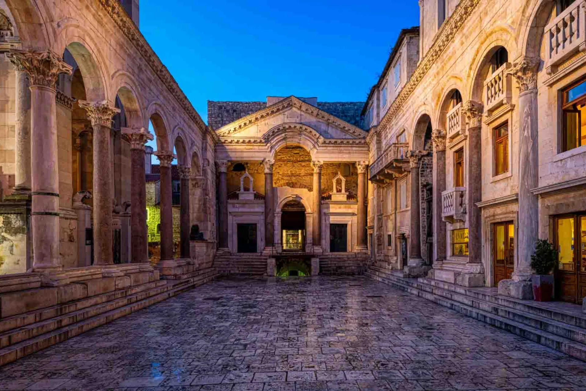 Diokletians palass i Split – et storslått romersk byggverk fra år 300, hvor historie og nåtid møtes midt i byens hjerte Diokletians palass i Split – et storslått romersk byggverk fra år 300, hvor historie og nåtid møtes midt i byens hjerte