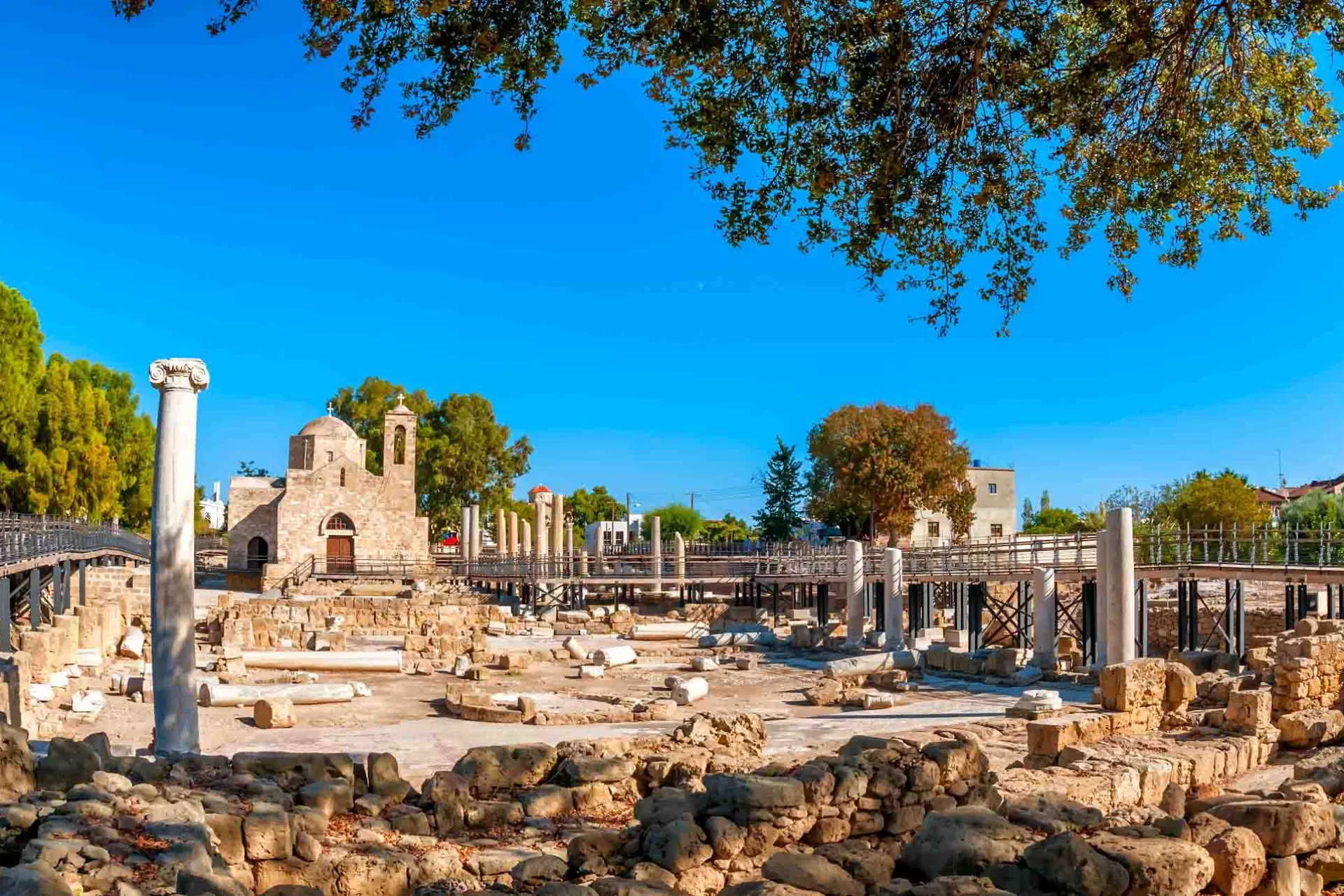 St. Paulus søyle og Panagia Chrysopolitissa-basilikaen i Paphos bygget på 400-tallet e.Kr.