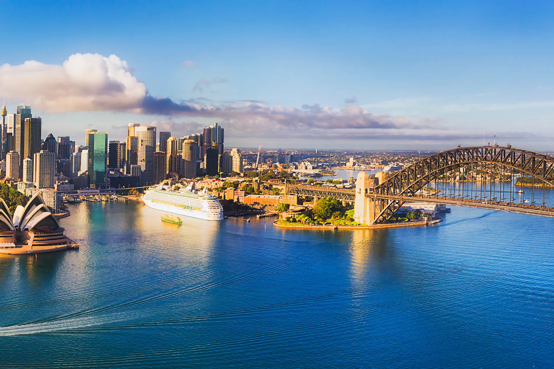 Sydney havn med Utzons berømte opera og "nyttårsfyrverkeri"-broen