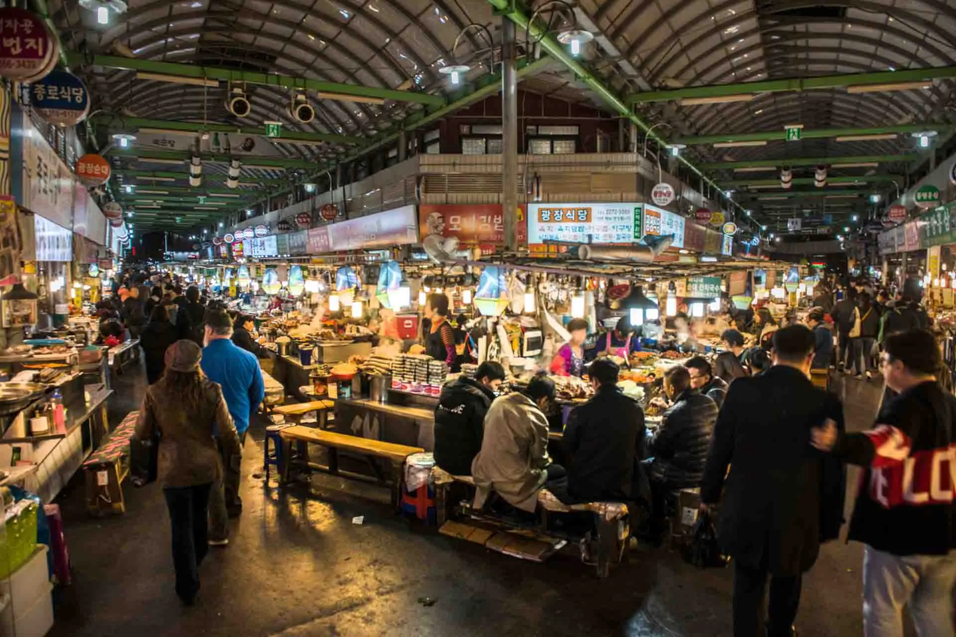 Gwangjang-markedet i Seoul – ett av Koreas eldste tradisjonelle markeder, kjent for street food og livlig atmosfære Gwangjang-markedet i Seoul – ett av Koreas eldste tradisjonelle markeder, kjent for street food og livlig atmosfære