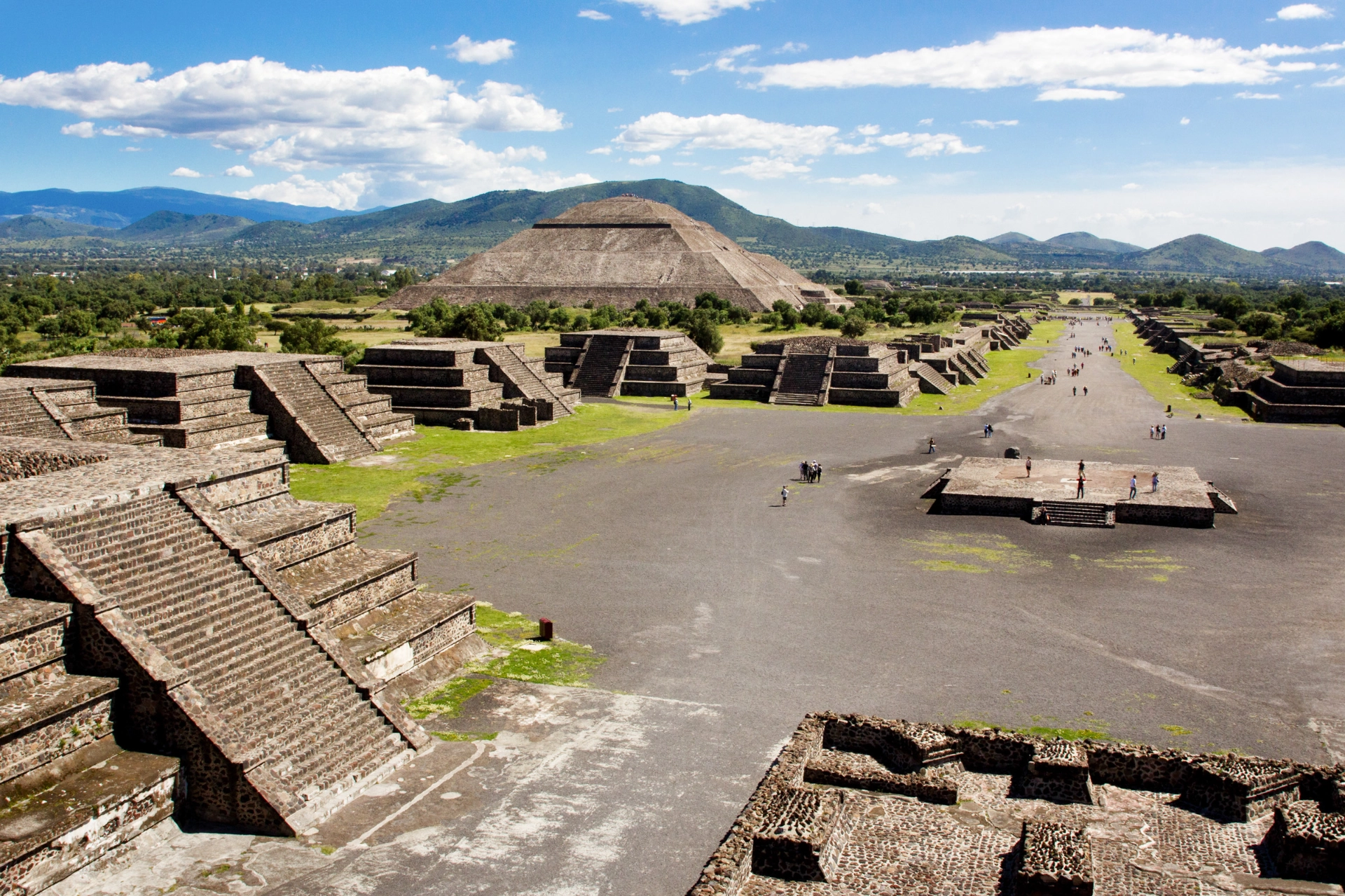 Plattformer, templer og Solpyramiden langs De dødes allé i Teotihuacán