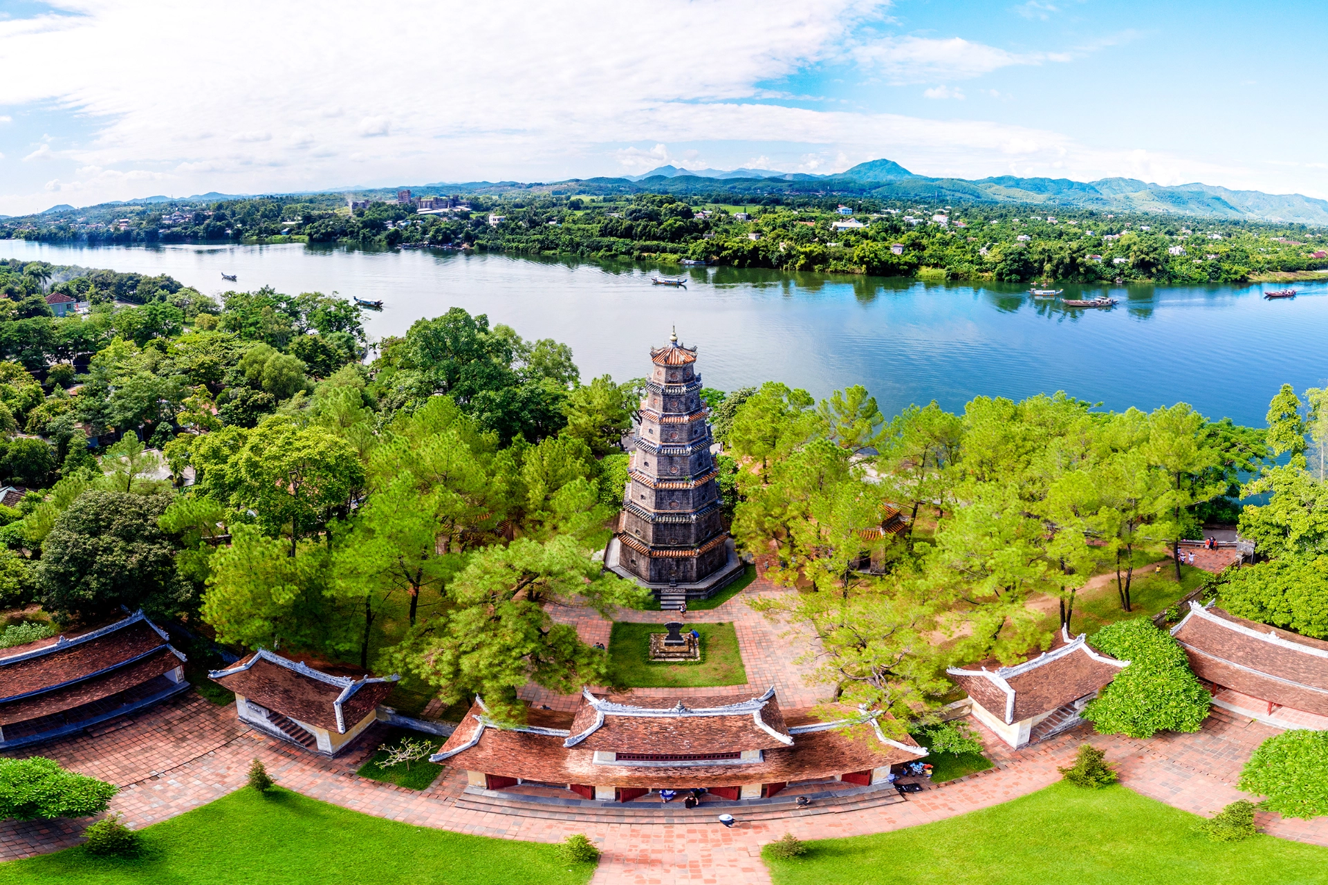 Thien Mu-pagoden i Huế sett fra luften