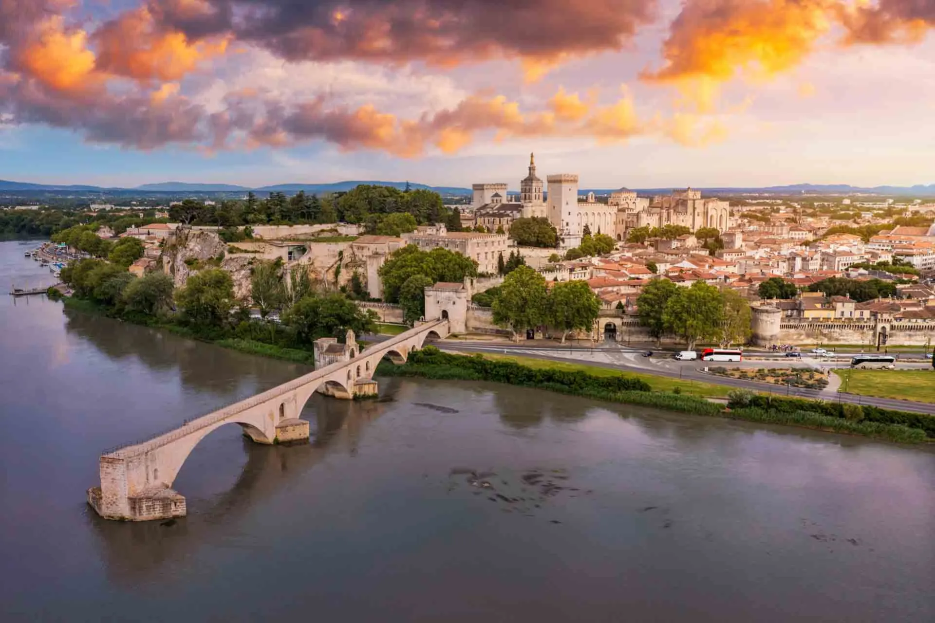 Pont Saint-Bénézet (også kjent som Pont d’Avignon) over Rhône-elven med Avignon i bakgrunnen