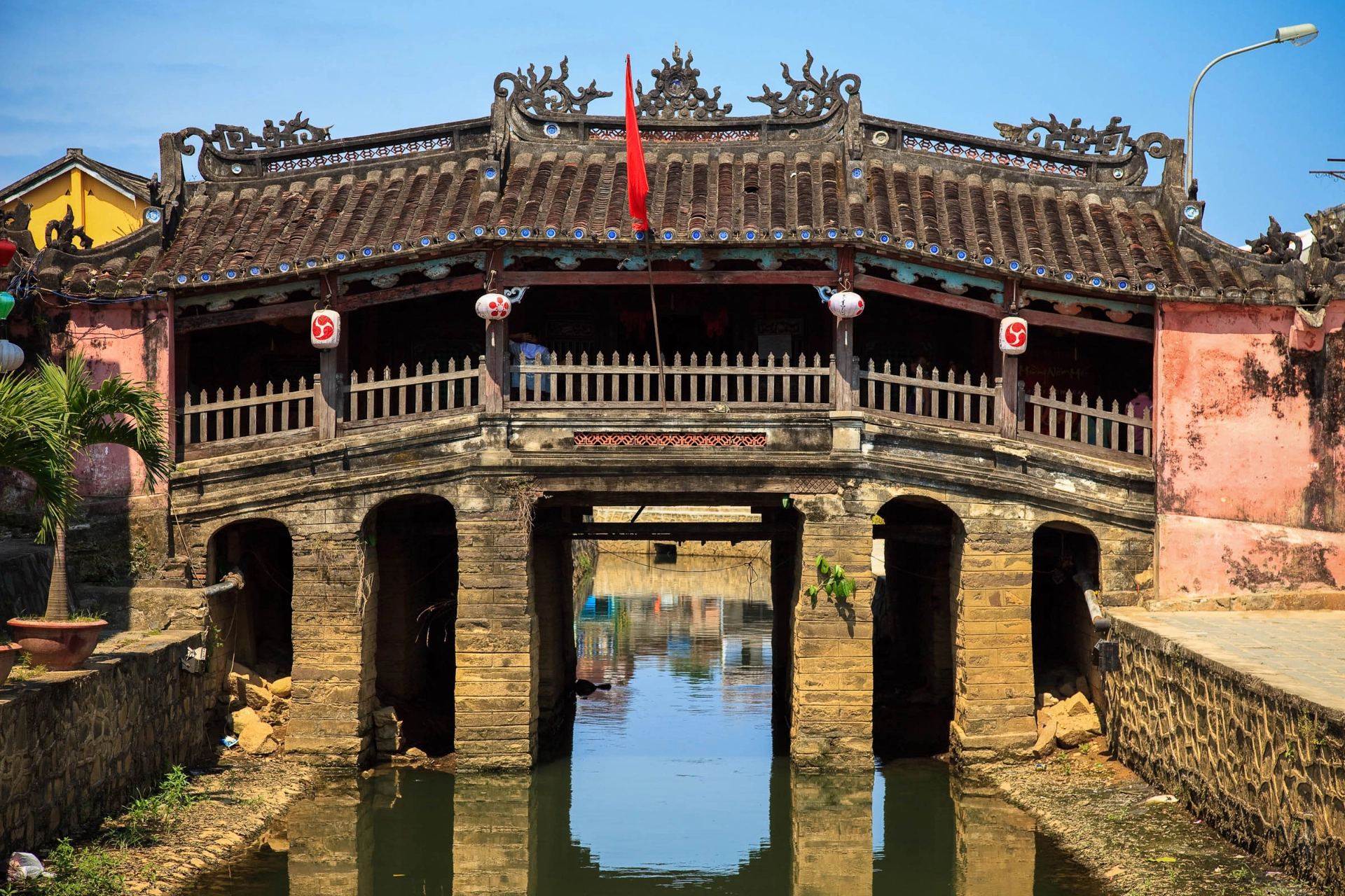 Den vakkert dekorerte Japanske Bro i Hoi An