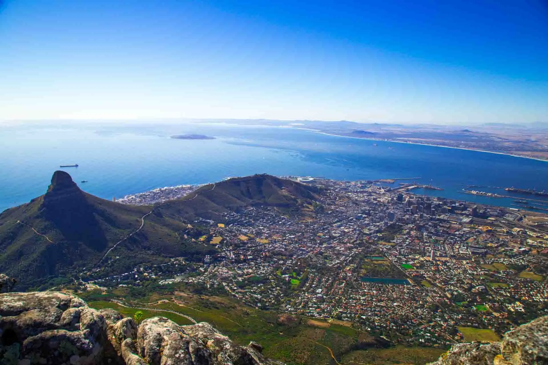 Cape Town med Taffelberget, Cape Town Stadium og Robben Island i bukten Cape Town med Taffelberget, Cape Town Stadium og Robben Island i bukten