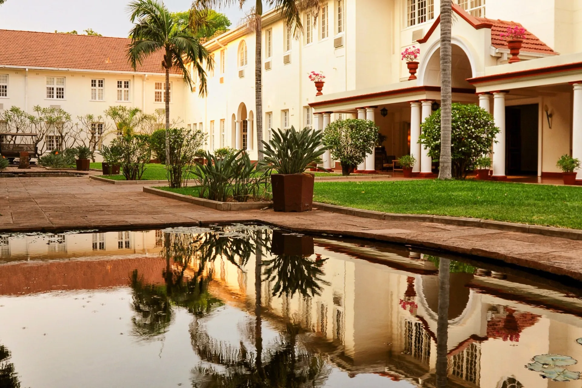Victoria Falls Hotel regnes som et av Afrikas mest ikoniske kolonitidshoteller Victoria Falls Hotel regnes som et av Afrikas mest ikoniske kolonitidshoteller