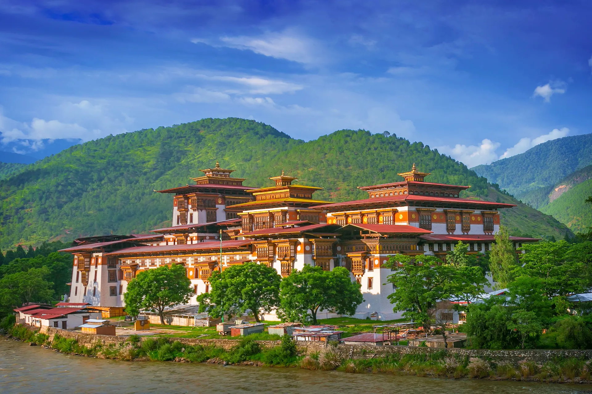 Punakha Dzong i naturskjønne omgivelser