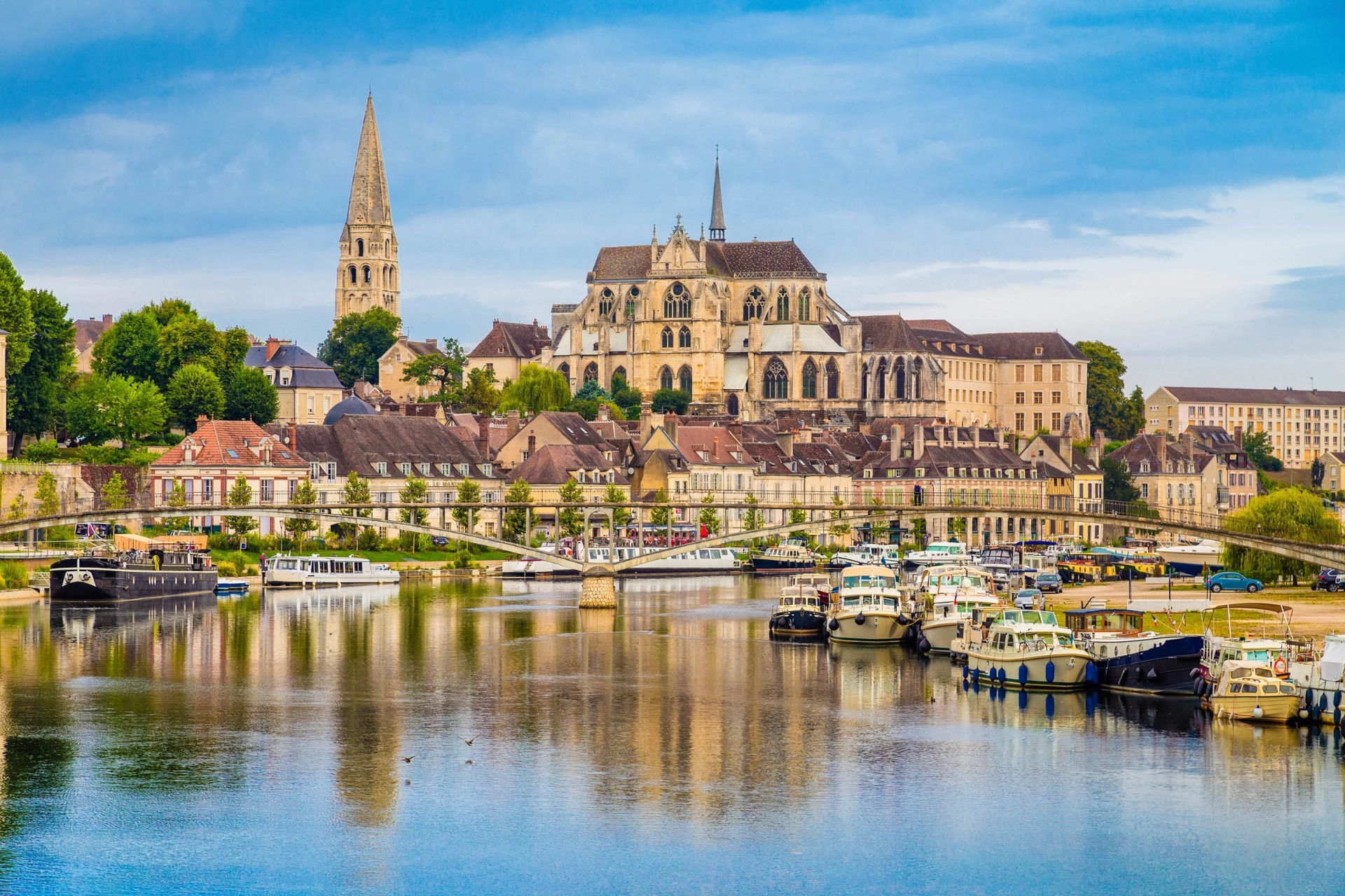 Auxerre, stolt by ved Yonne-elven