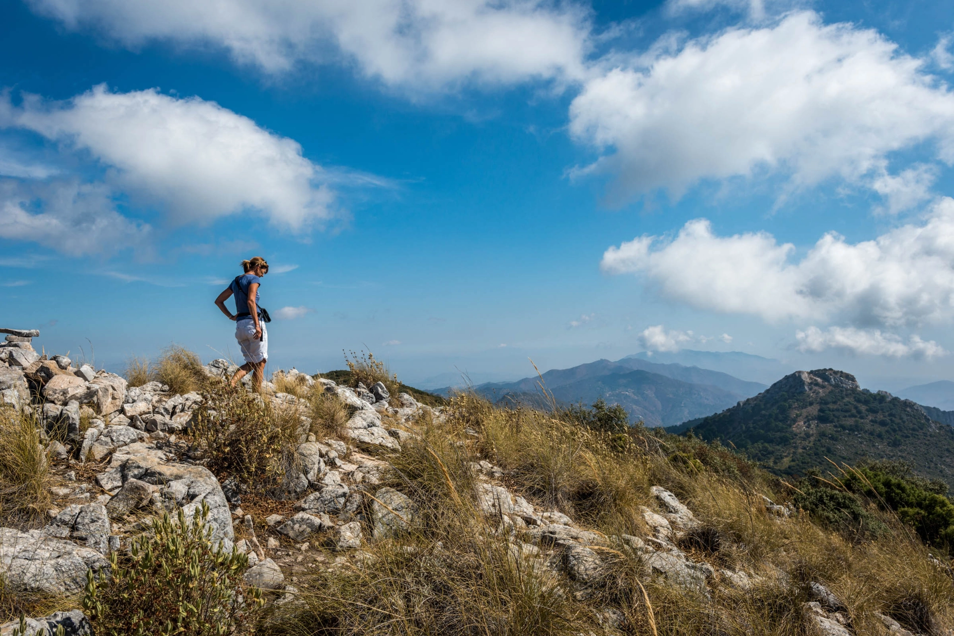Fjellene ligger helt inntil byen i Málaga