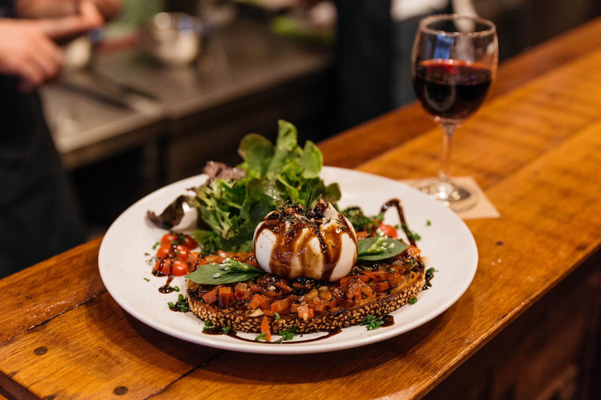 Italiensk spesialitet - bruschetta med burrata og balsamico