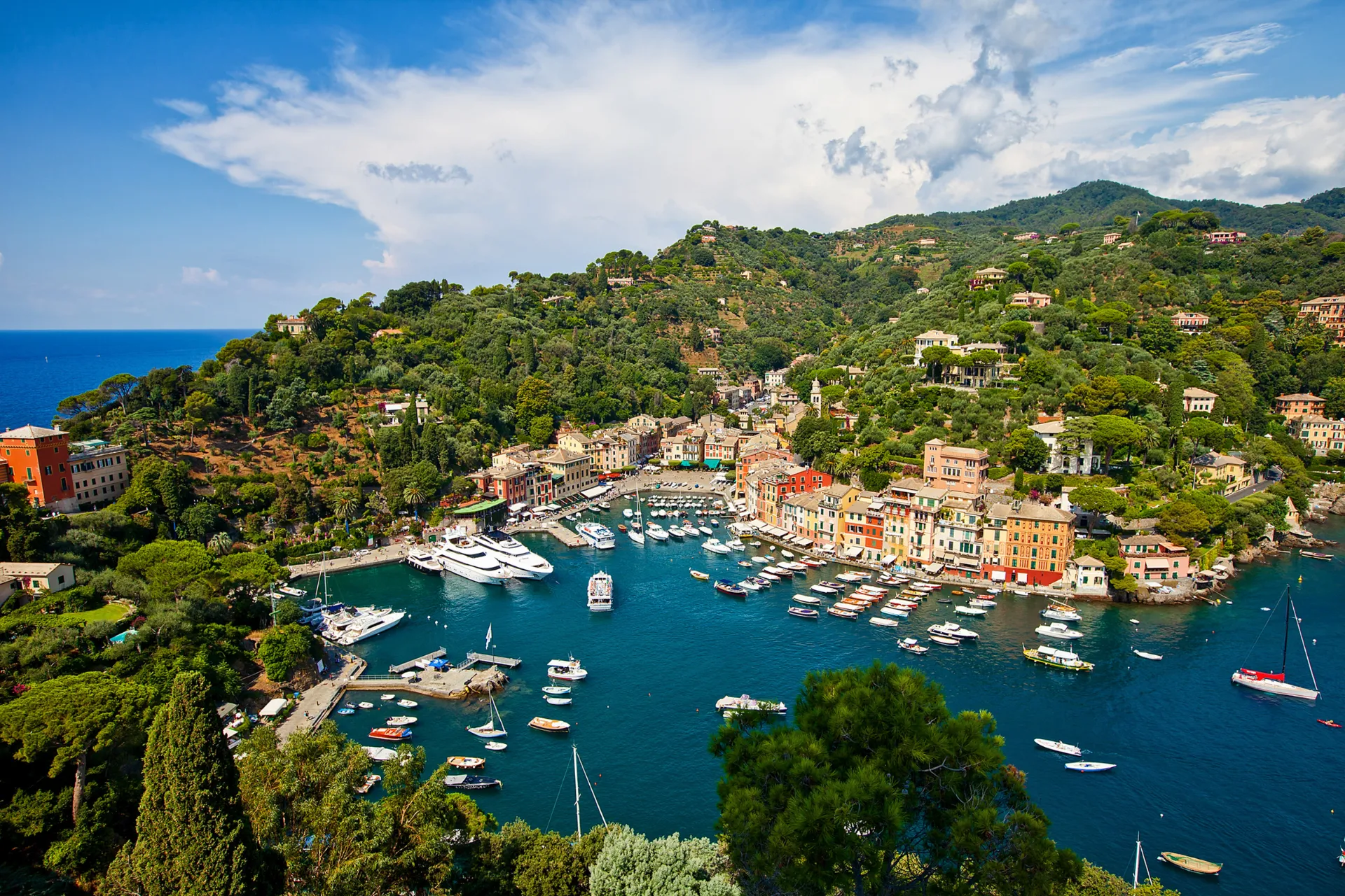 Utsikt over Portofino med småbåthavn og fargerike hus