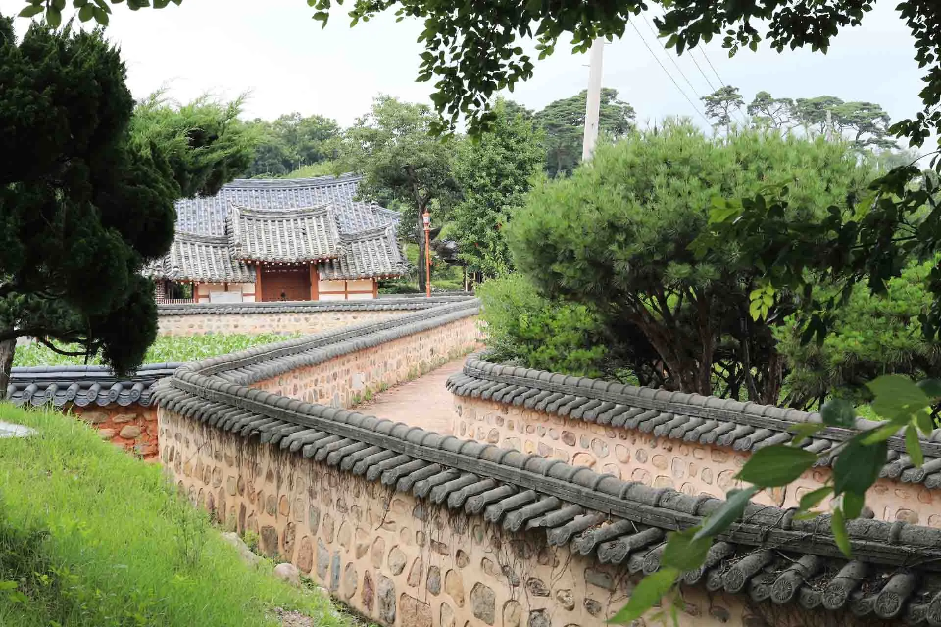 Gurim Village i Yeongam – en tradisjonell landsby med hanok-hus og steinmurer Gurim Village i Yeongam – en tradisjonell landsby med hanok-hus og steinmurer