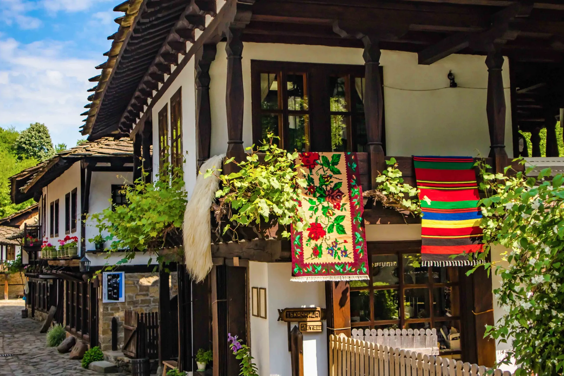 Tradisjonelle hus i Etar friluftsmuseum som viser bulgarsk håndverk og arkitektur fra 1800-tallet