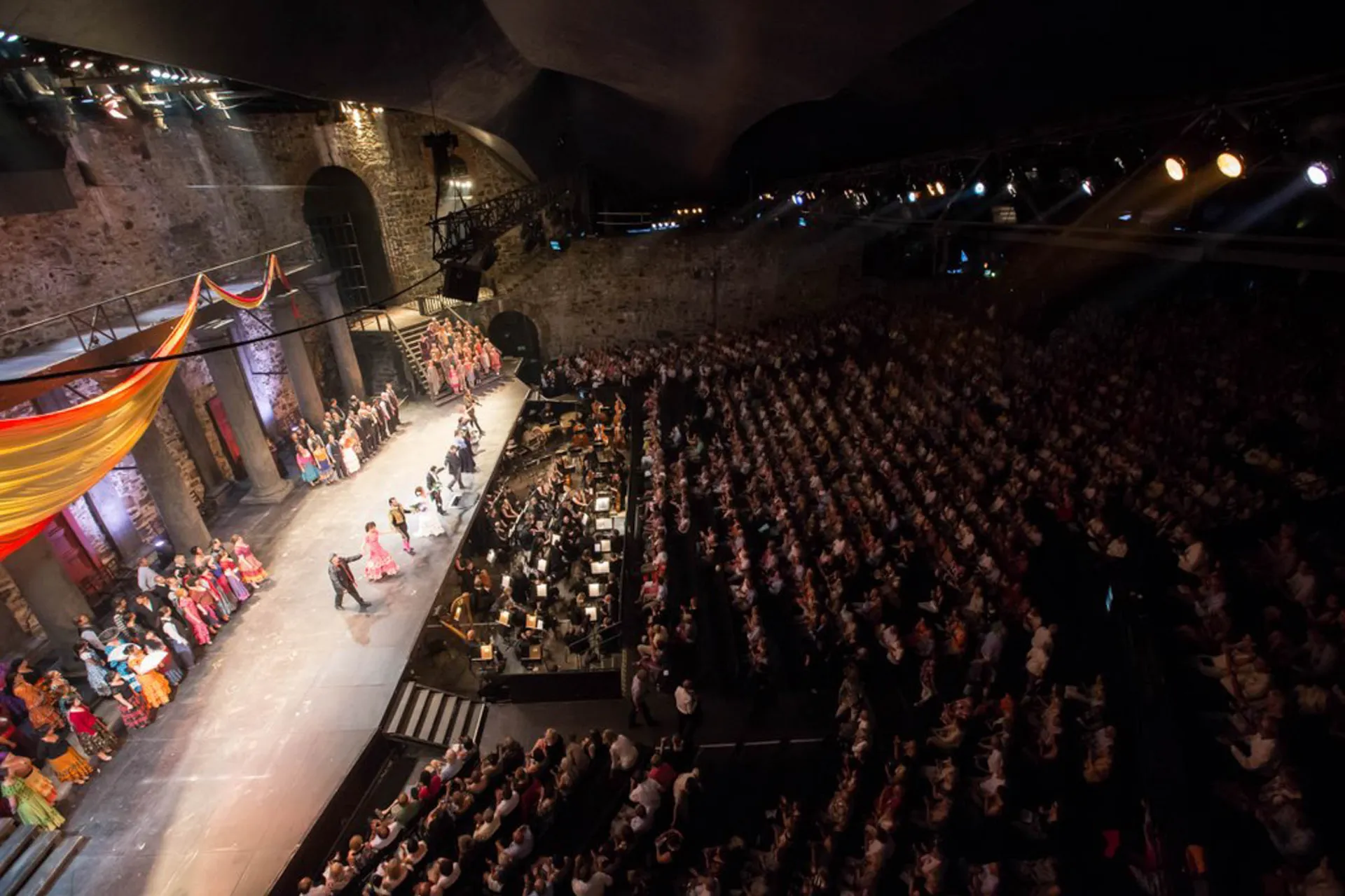 Operasangerne mottar publikums hyllest Operasangerne mottar publikums hyllest