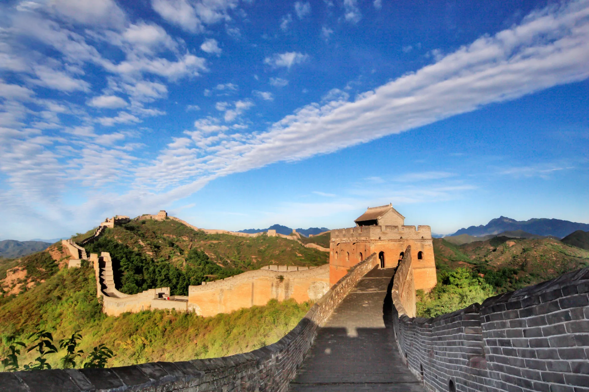 Den kinesiske mur er ca. 21 000 km lang Den kinesiske mur er ca. 21 000 km lang