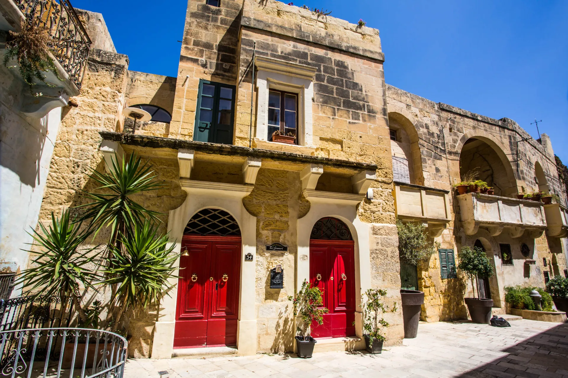 Sjarmerende steinhus med røde dører i Victoria på Gozo