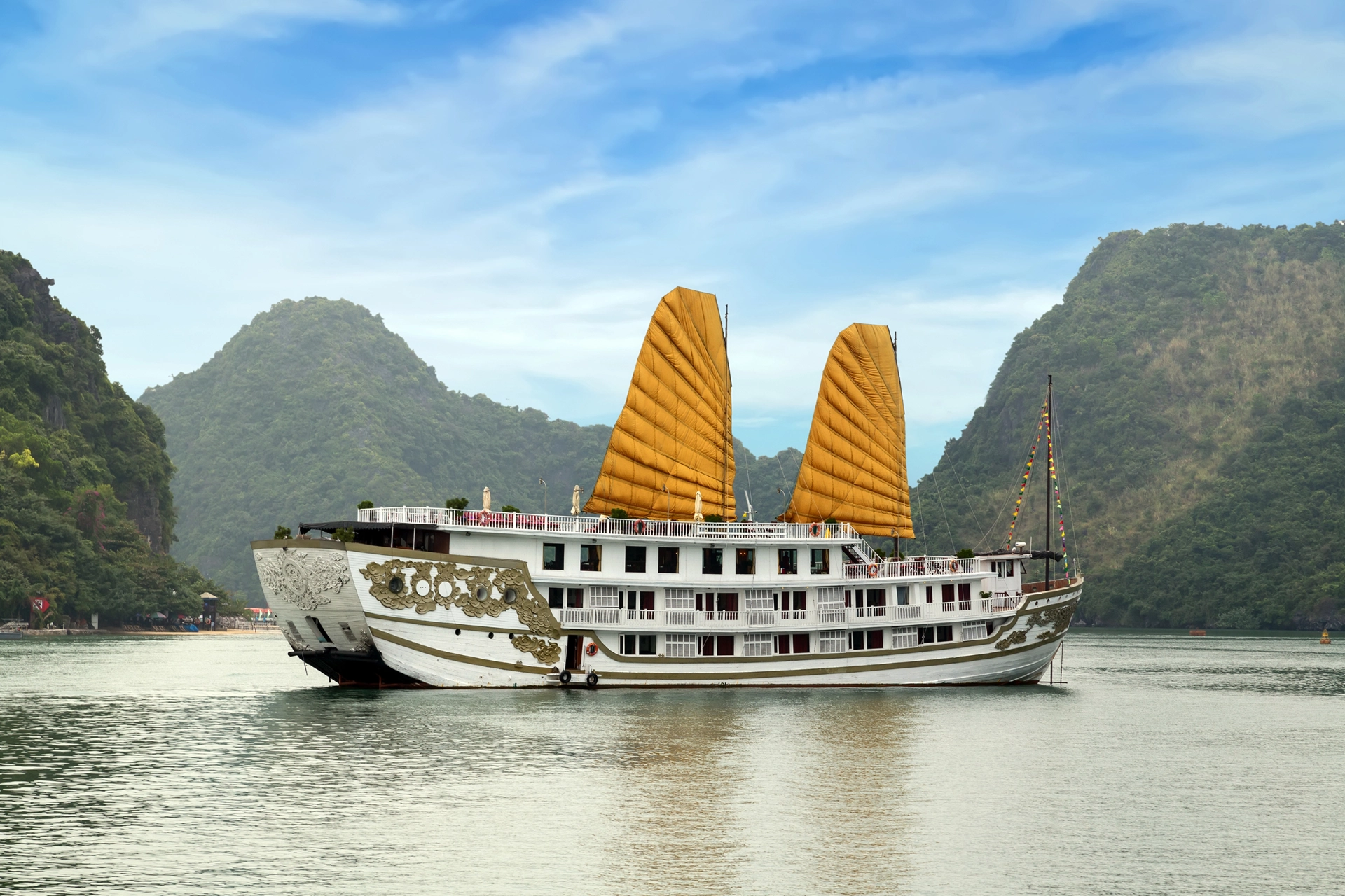 Vietnamesisk djunke i Halongbukten