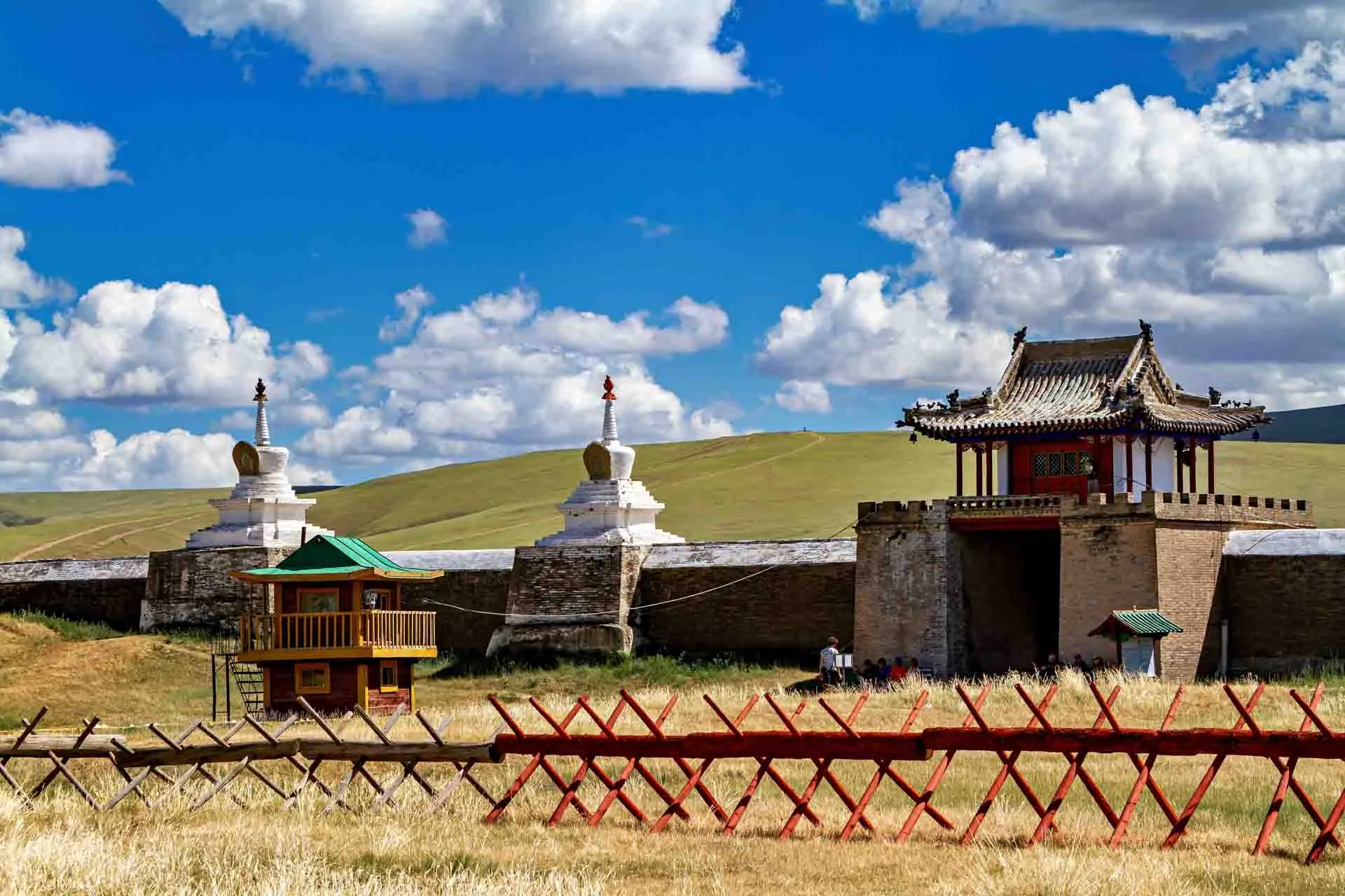 Inngangen til Erdene Zuu-klosteret nær Karakorum Inngangen til Erdene Zuu-klosteret nær Karakorum