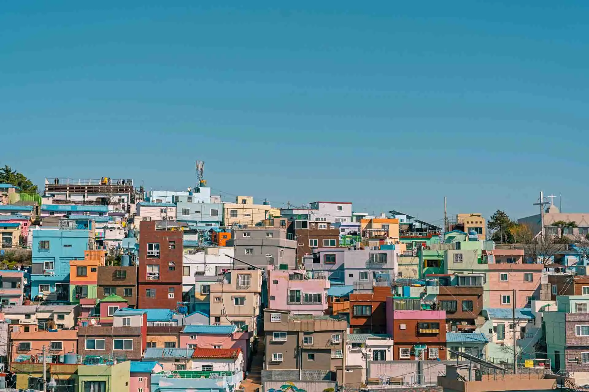 Gamcheon Culture Village i Busan – et fargerikt fjellkvarter kjent for kunst, veggmalerier og smale gater Gamcheon Culture Village i Busan – et fargerikt fjellkvarter kjent for kunst, veggmalerier og smale gater