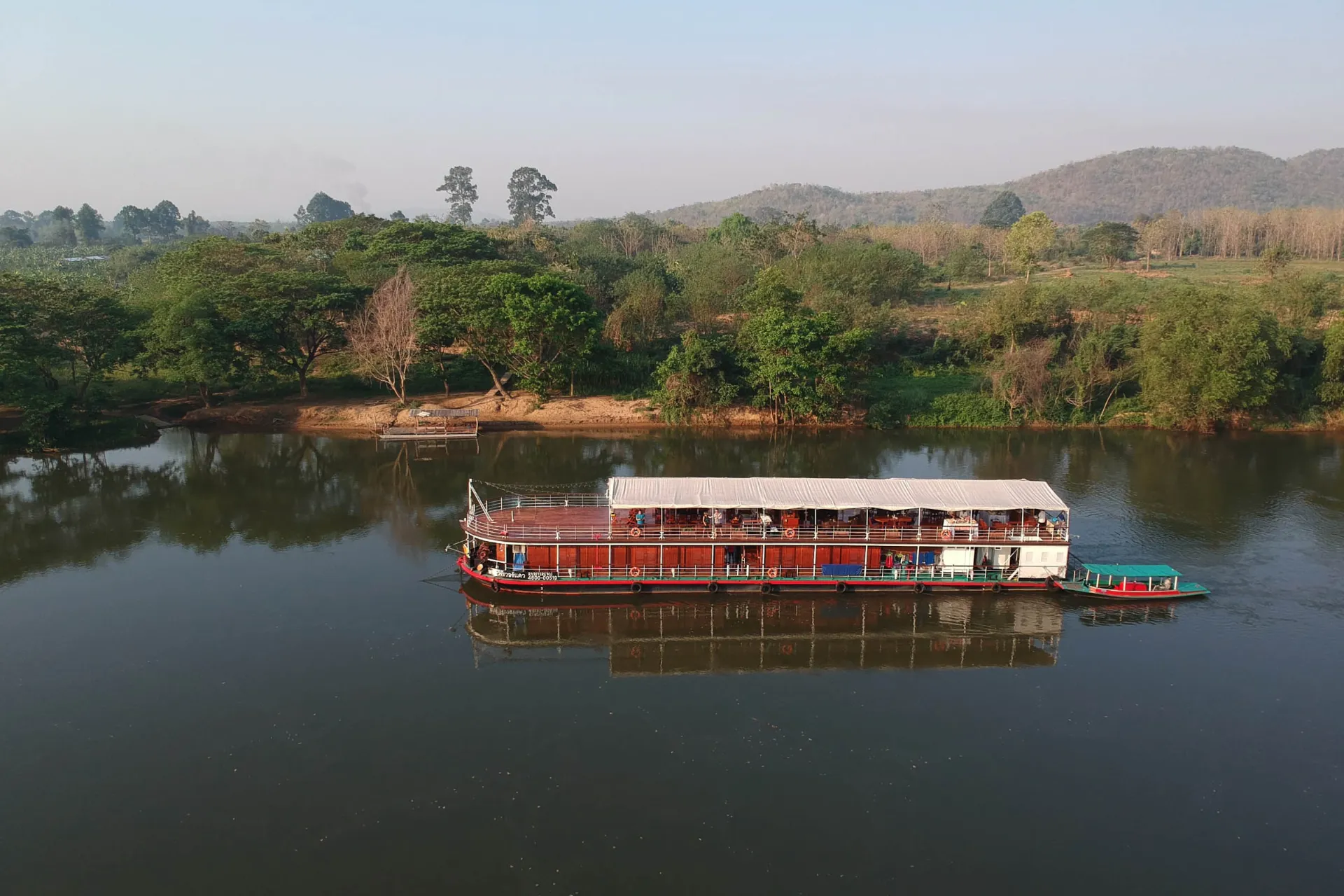 Skipet flyter stille Skipet flyter stille