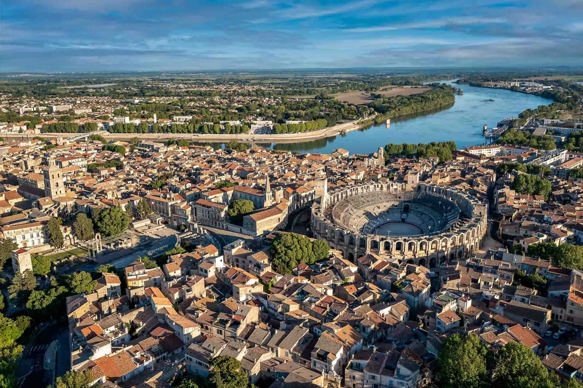 Luftfoto av byen Nîmes med den romerske arenaen