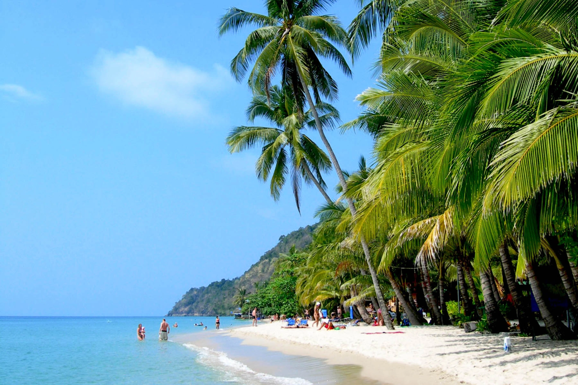 Den hvite stranden og de mange palmene ved Koh Chang