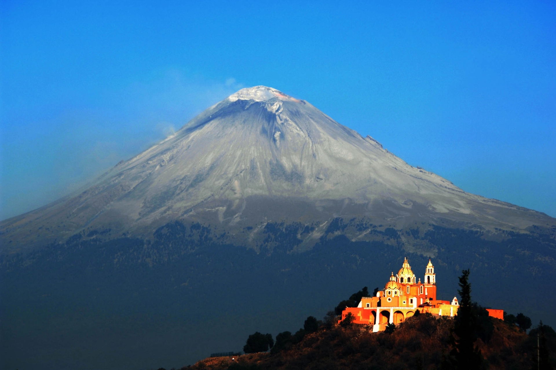 Iglesia de Nuestra Señora de los Remedios med den aktive vulkanen Popocatépetl i bakgrunnen