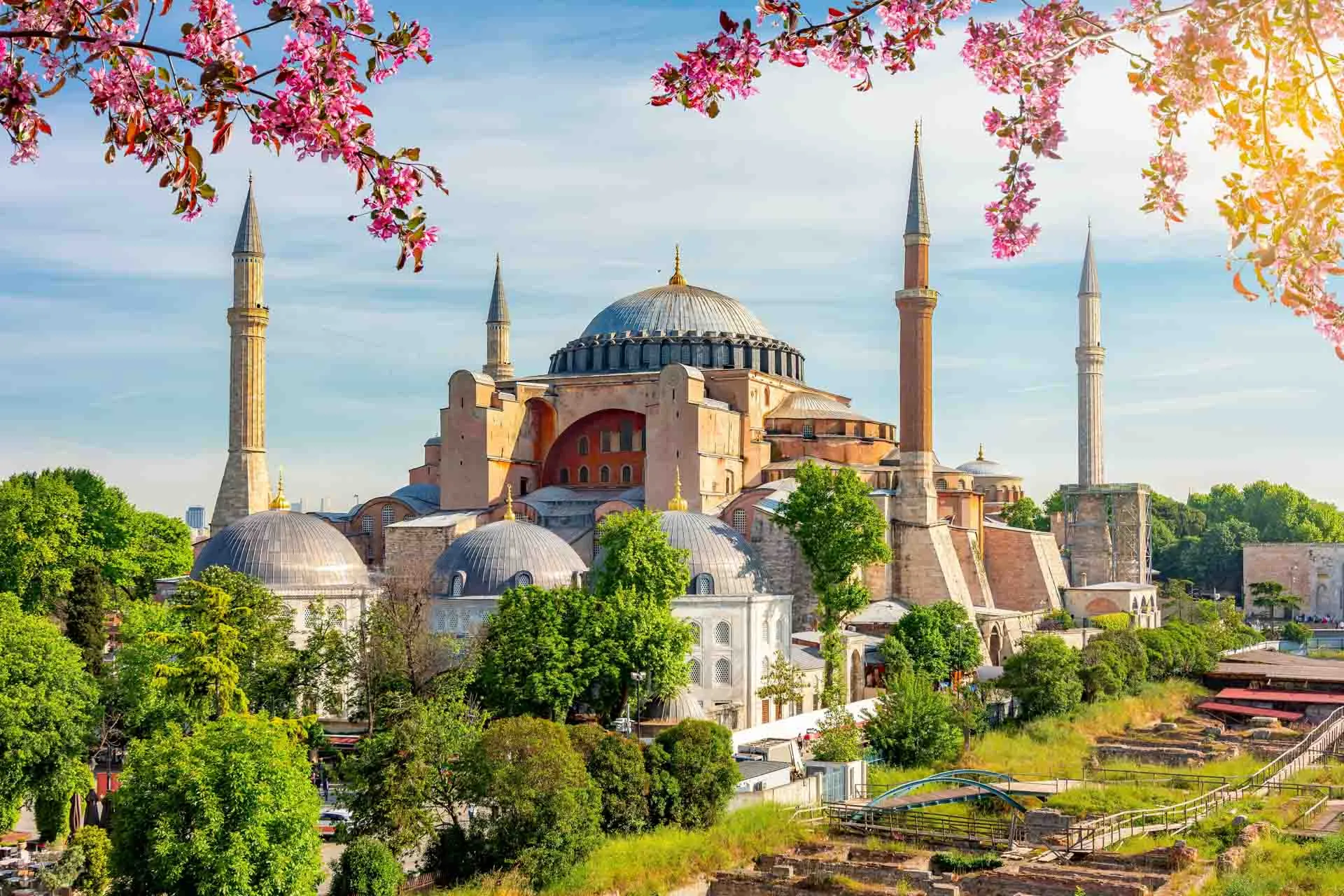 Hagia Sofia i Istanbul – et ikonisk byggverk som har fungert som kirke, moské og museum gjennom historien Hagia Sofia i Istanbul – et ikonisk byggverk som har fungert som kirke, moské og museum gjennom historien